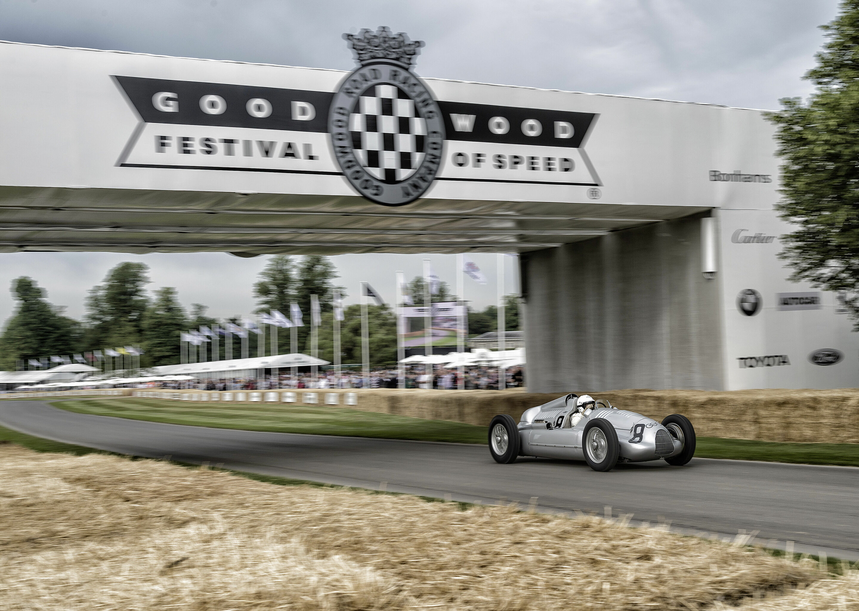 Audi Tradition mit Klassikern in Goodwood - Die Auto Union Silberpfeile aus dem 1930er Jahren gehören stets zu den Highlights beim Goodwood Festival of Speed. 2015 im Einsatz: Der Typ D Doppelkompressor von 1939.