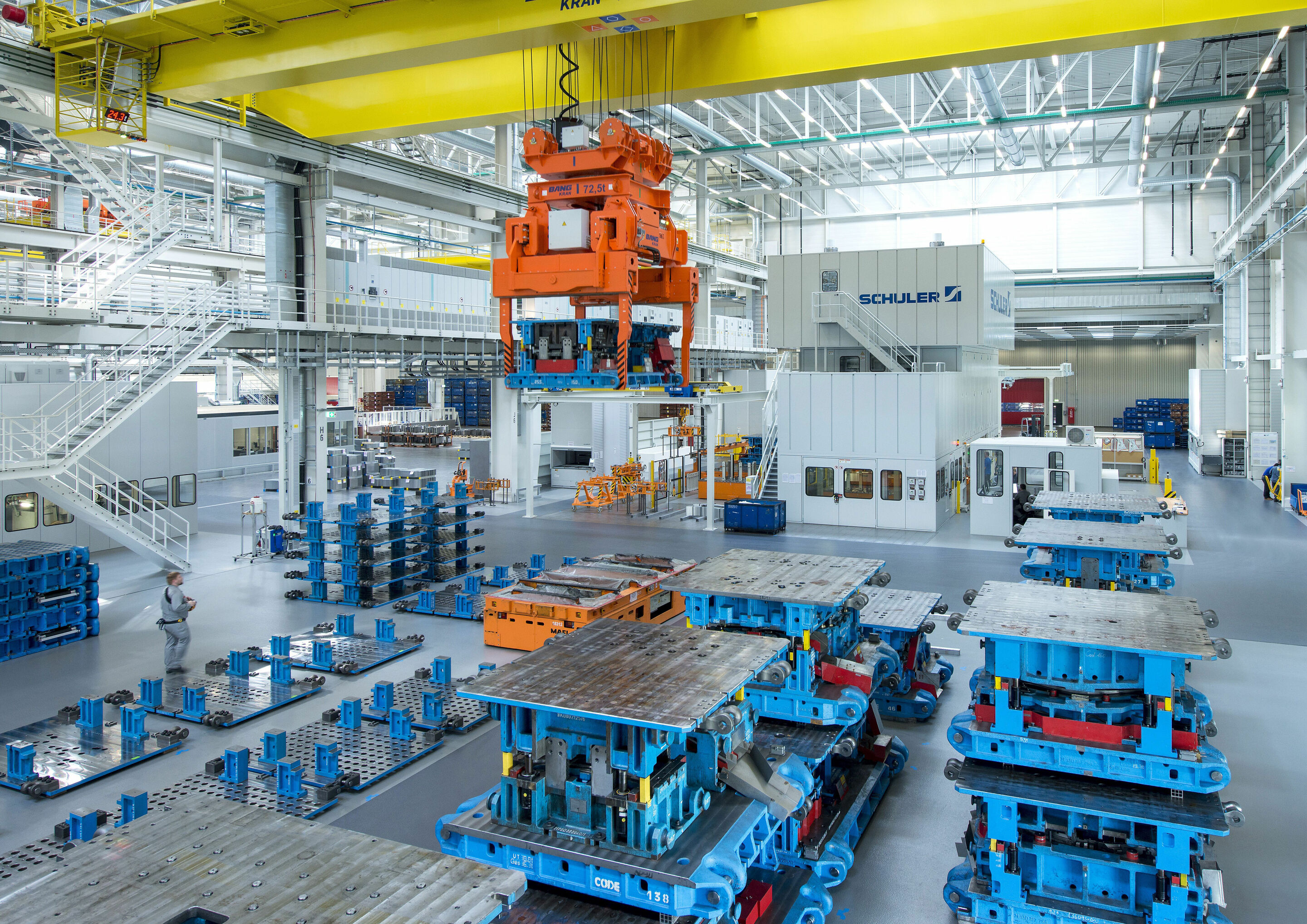 „Audi-Fertigung in Münchsmünster nimmt Fahrt auf“ - Audi-Fertigung in Münchsmünster: Insgesamt stellt Audi hier im Presswerk  40 unterschiedliche Pressteile, wie Längsträger, oder die Tunnelbrücke für den neuen Audi A4 her.