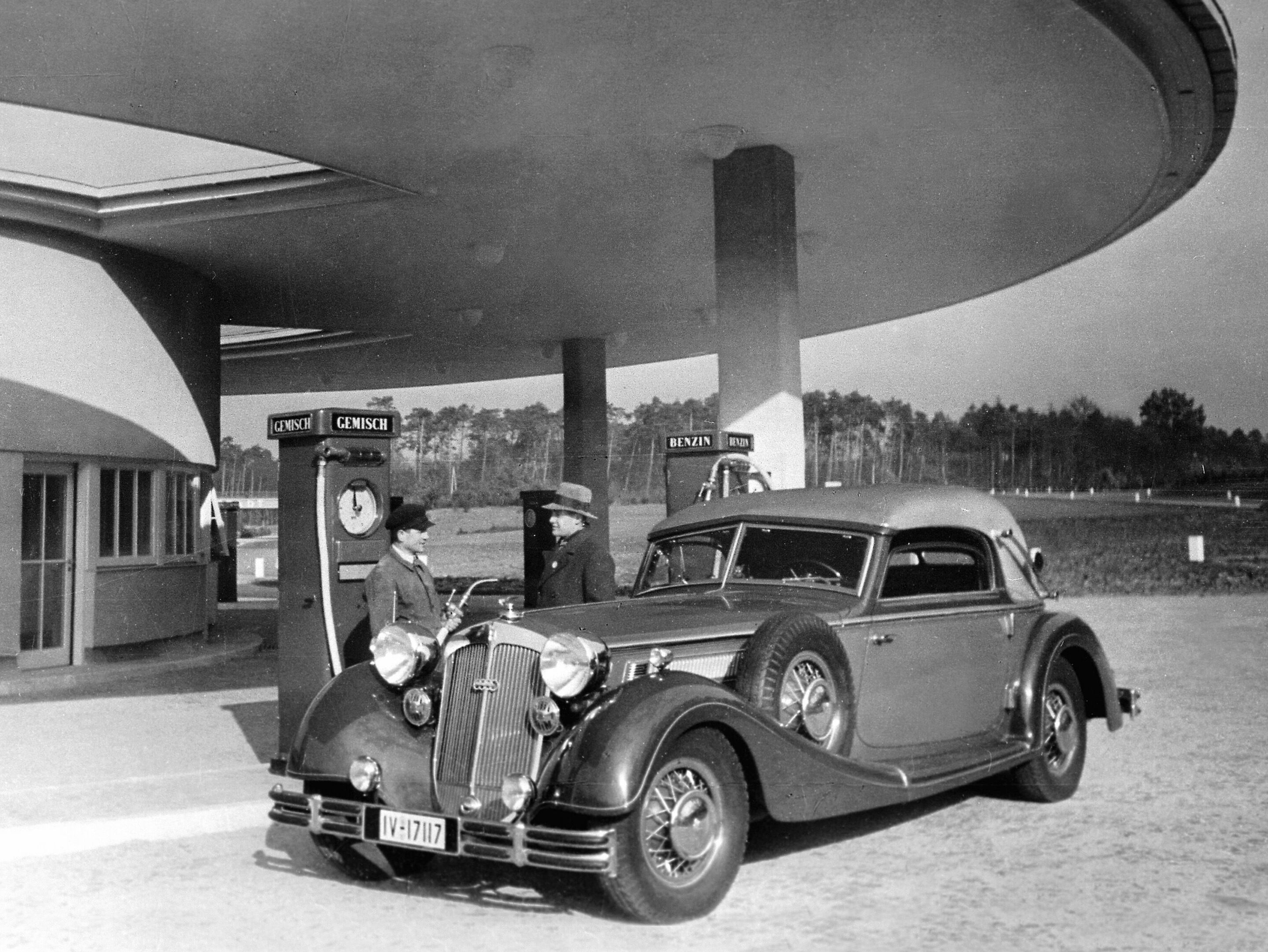 A filling station on the German "autobahn" at the end of the Thirties: A Horch 853 Sport-Cabriolet (1935 - 1940) is having its tank filled with the petrol (gasoline) and benzene mixture that was in use at that time.