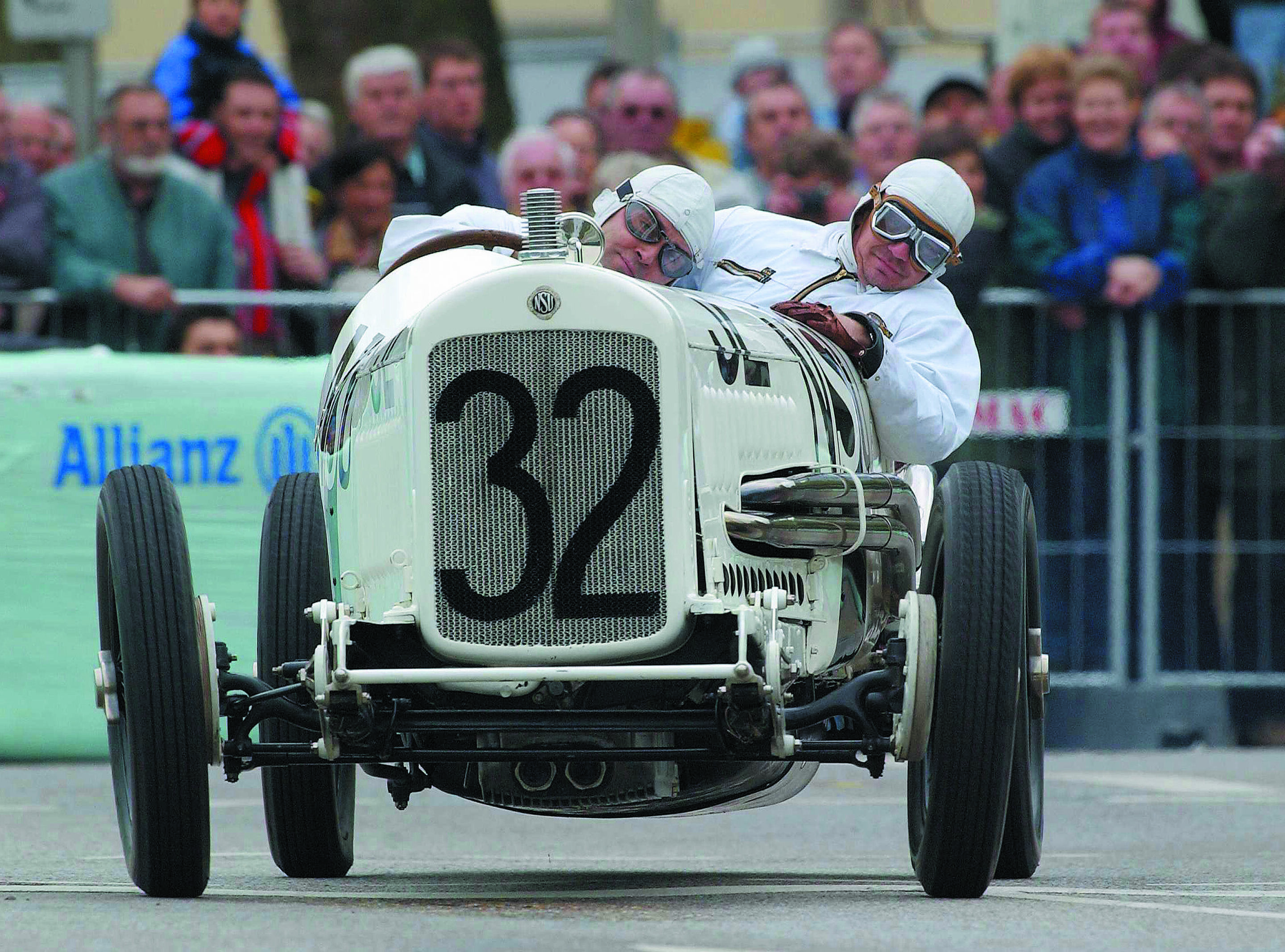 Bei der Eifel-Klassik 2002 auf dem Nürburgring im Einsatz: Der älteste Grand Prix Rennwagen der AUDI AG, der NSU 6/60 Kompressor Rennwagen von 1926.