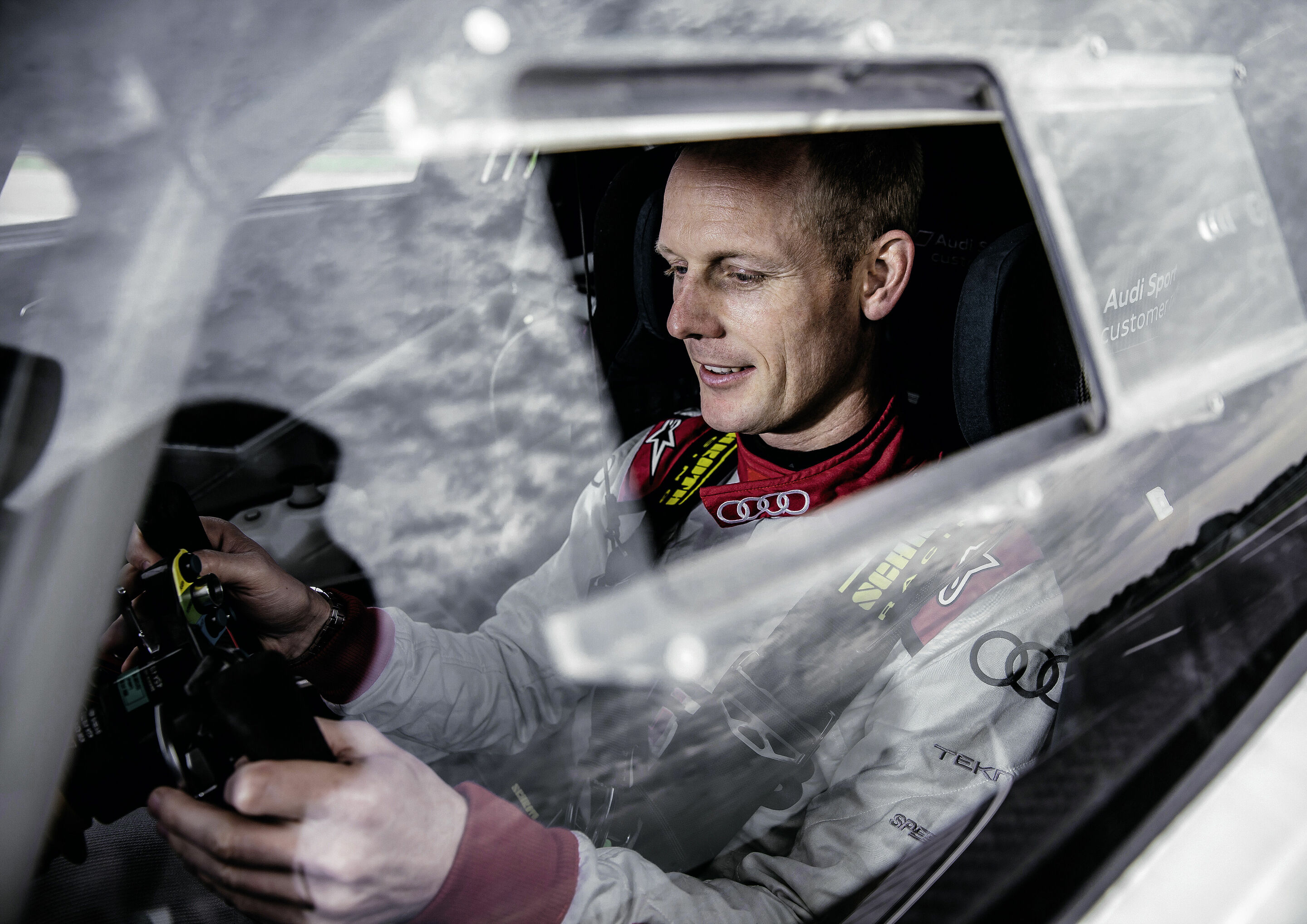 Dialoge - Das Audi-Technologiemagazin 2/2015 - KURVENDISKUSSION
Edward Sandström
Rennfahrer
„Arbeitsplatz klar verbessert“
Auch der Rennfahrer Edward Sandström hat den Weg nach Neuburg an der Donau gefunden. Im offiziellen Rennoverall klettert er ins...