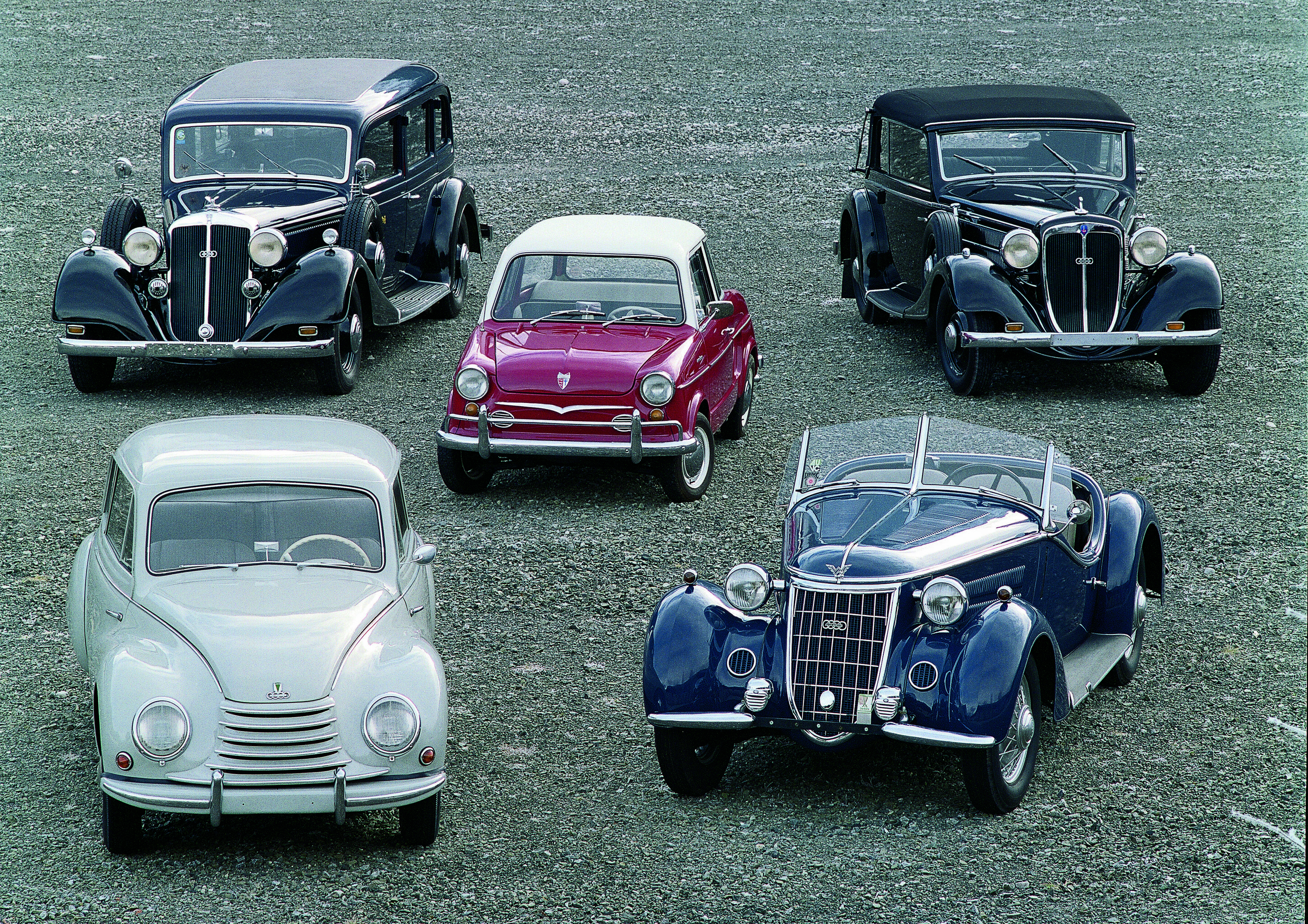 Audi Historie auf einen Blick: Horch 830 BL, 1938; DKW3=6 (F91), 1953; NSU Prinz 30, 1959; Wanderer W25K, 1937; Audi Front 225, 1936 (von links nach rechts).