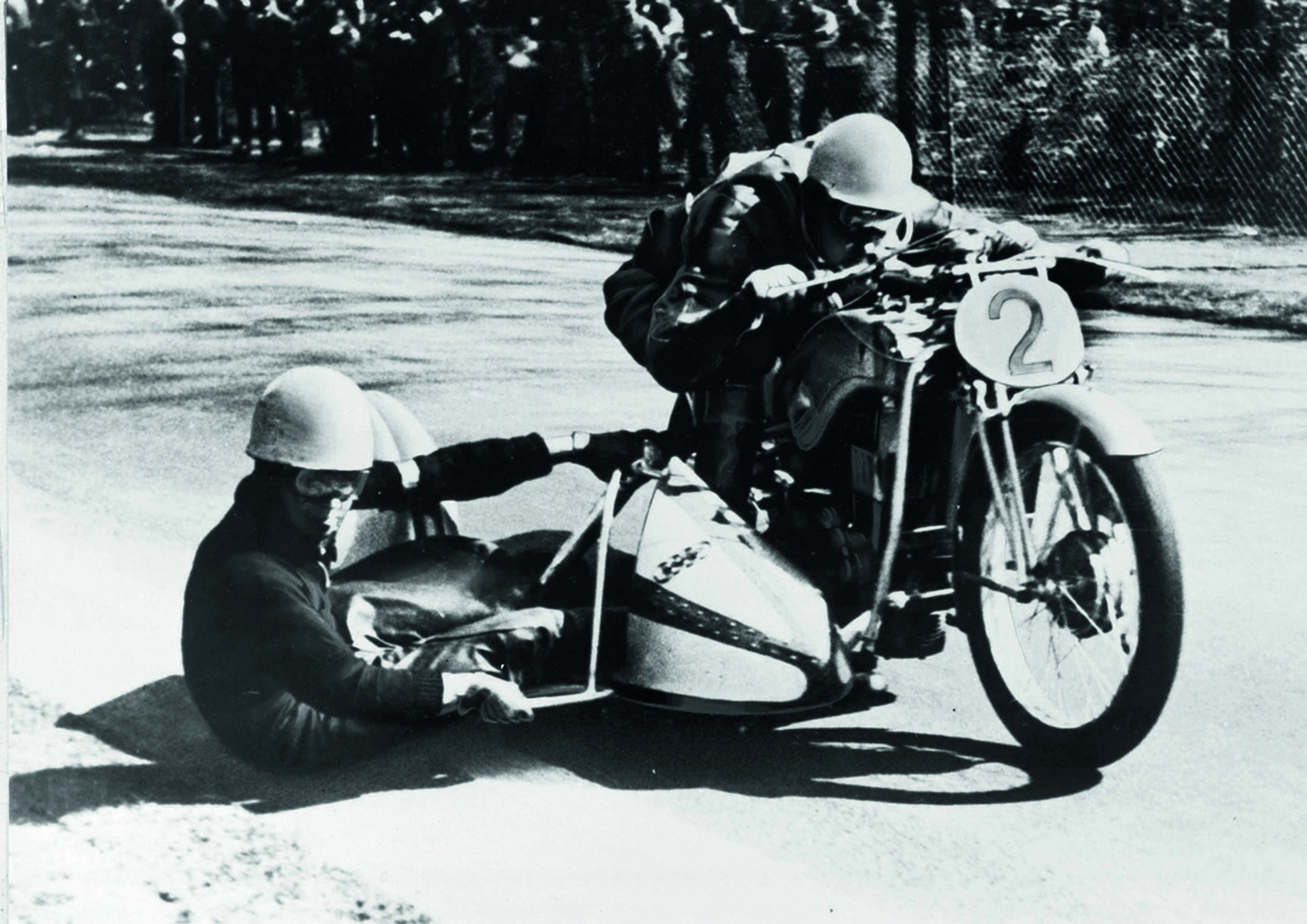 Jubiläumsmagazin Historie - Motorräder von DKW beherrschten in den 30er Jahren die Rennpisten: Eine UL 600 mit Seitenwagen 1935