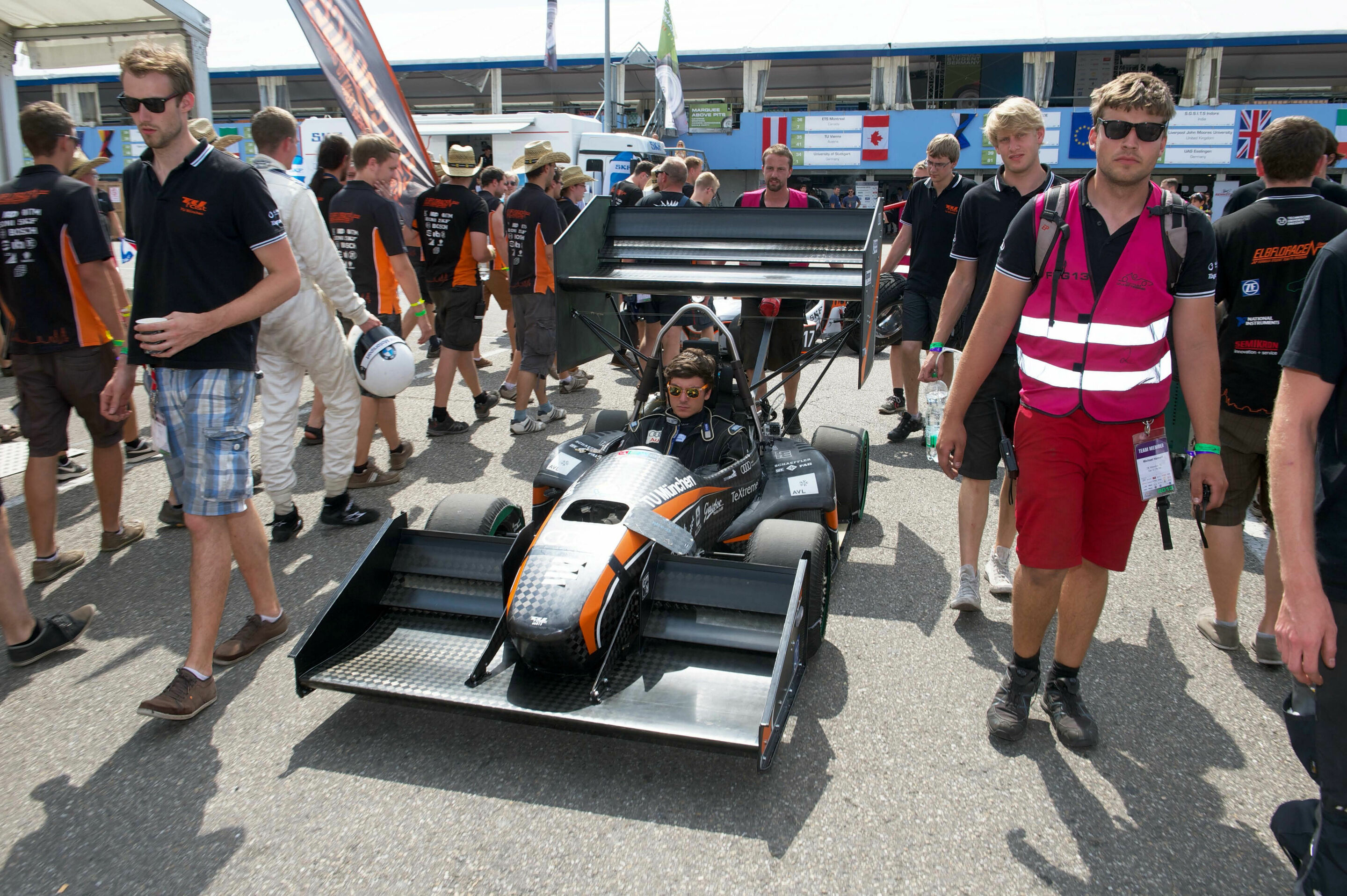 Formula Student Germany 2013 - Bei der Formula Student Germany 2013 schickten am Wochenende insgesamt 3.600 Studenten aus aller Welt ihre selbst entwickelten Rennwagen auf die Strecke. Audi unterstützte drei Teams, unter anderem das Münchener TUfast-Team,...