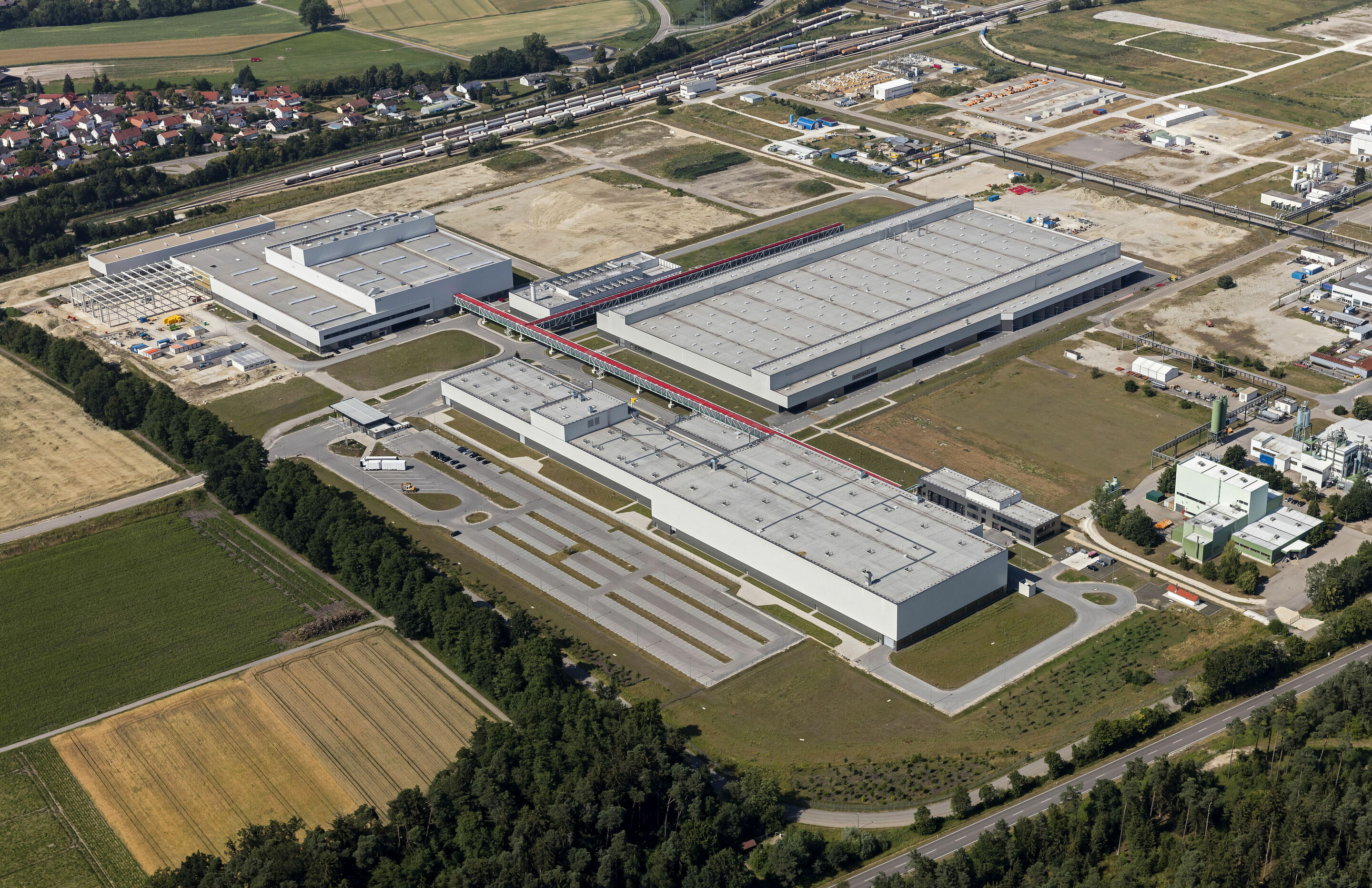 Audi-Fertigung Münchsmünster: - 30 Kilometer östlich des Ingolstädter Stammwerks liegt die 48,2 Hektar große Audi-Fertigung Münchsmünster. Neben einer Aluminium-Druckgießerei und einem Presswerk ist dort auch die Fahrwerkkomponenten-Fertigung angesiedelt....
