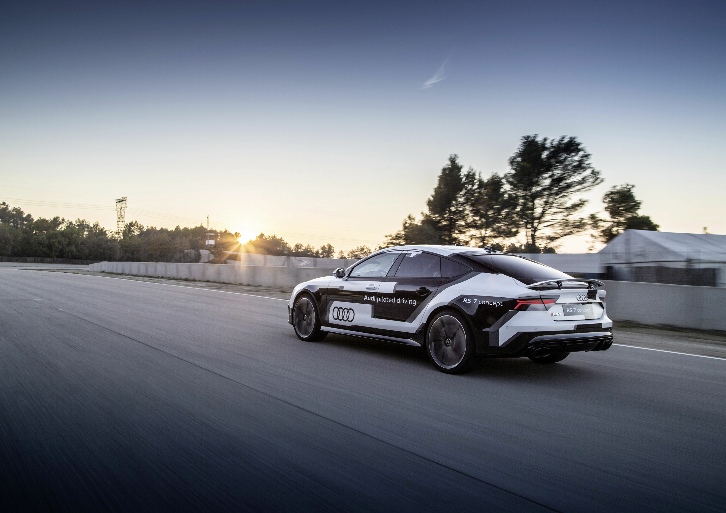 Audi RS 7 piloted driving concept fährt selbständig Rekordzeit auf spanischer Rennstrecke