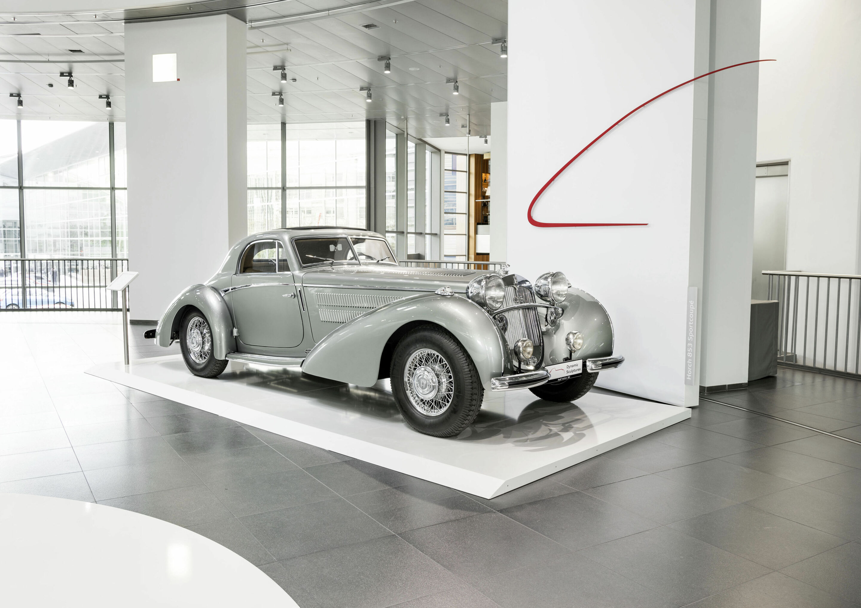 Horch 853 “Manuela”: the unique car has been built especially for Bernd Rosemeyer, motorsports superstar of the 1930s. The original car is lost; the museum presents an exact replica.