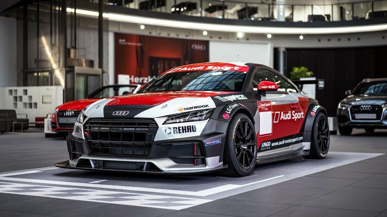 Audi TT cup schmückt das Audi Forum Neckarsulm