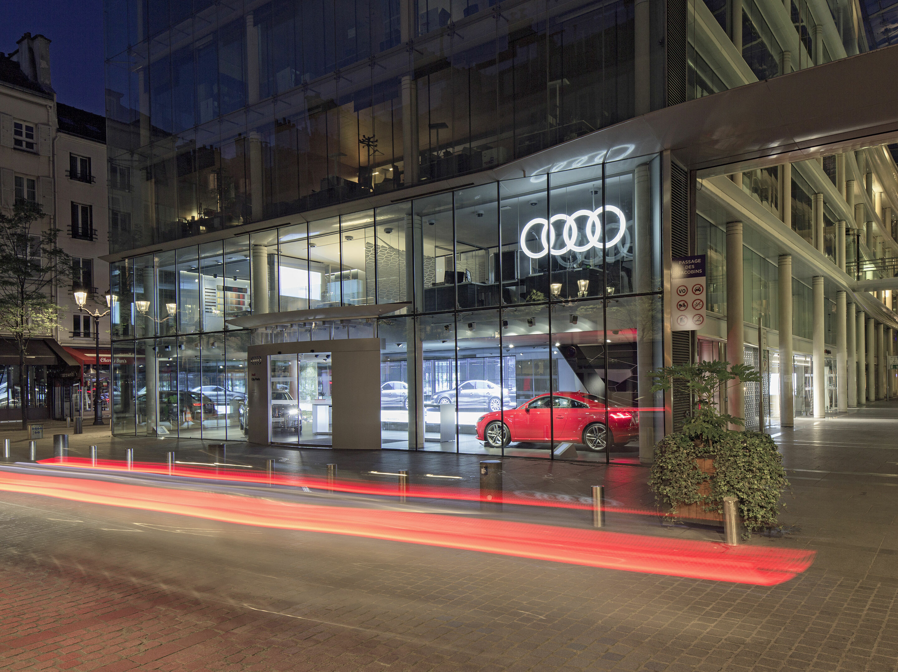 Audi City Paris: Cyberstore in Bestlage eröffnet