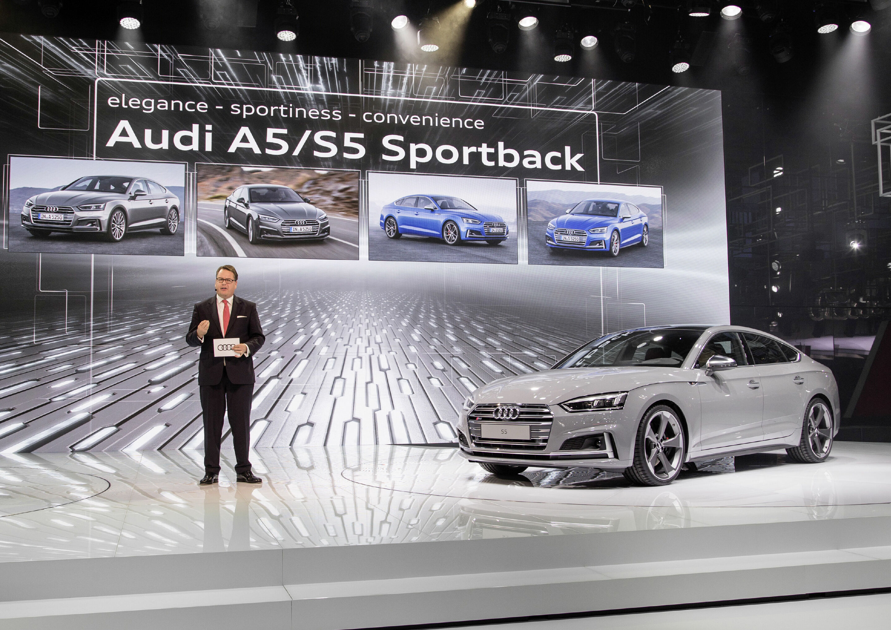 Dr. Dietmar Voggenreiter (Mitglied des Vorstands der AUDI AG Vertrieb und Marketing) vor dem neuen Audi S5 Sportback, Paris Motor Show 2016