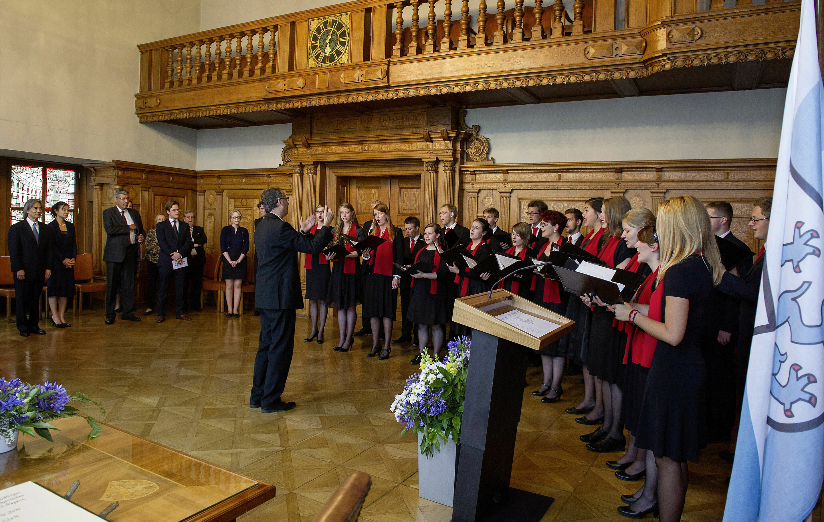 Kent Nagano trägt sich in das Goldene Buch der Stadt Ingolstadt ein - Die Audi Jugendchorakademie umrahmte die Feier im Alten Rathaus musikalisch.