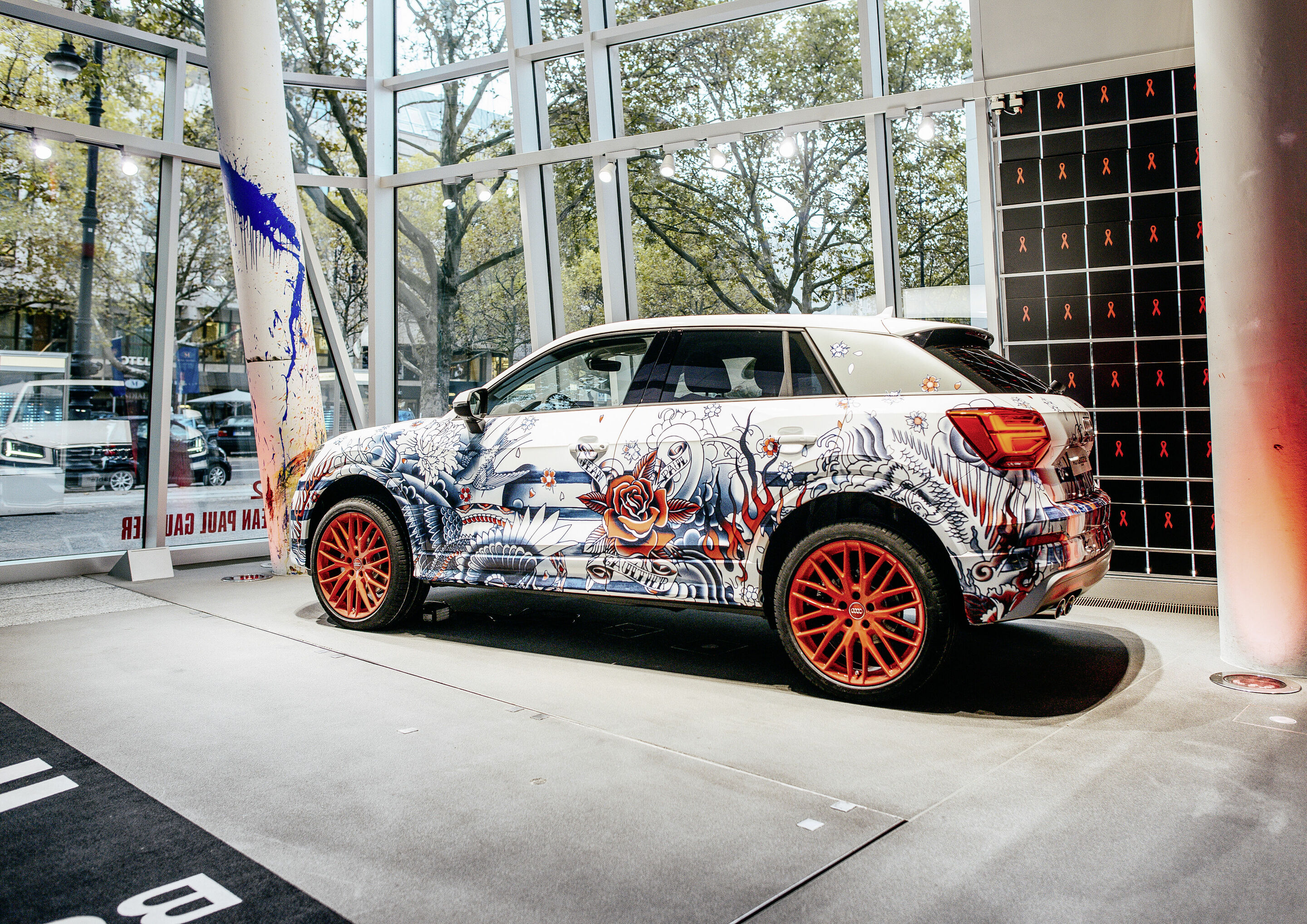 Operngala Berlin: Audi versteigert Q2  im Design von Jean Paul Gaultier - Festliche Operngala: Audi versteigert von Jean Paul Gaultier gestalteten Q2 zugunsten der Deutschen AIDS-Stiftung.