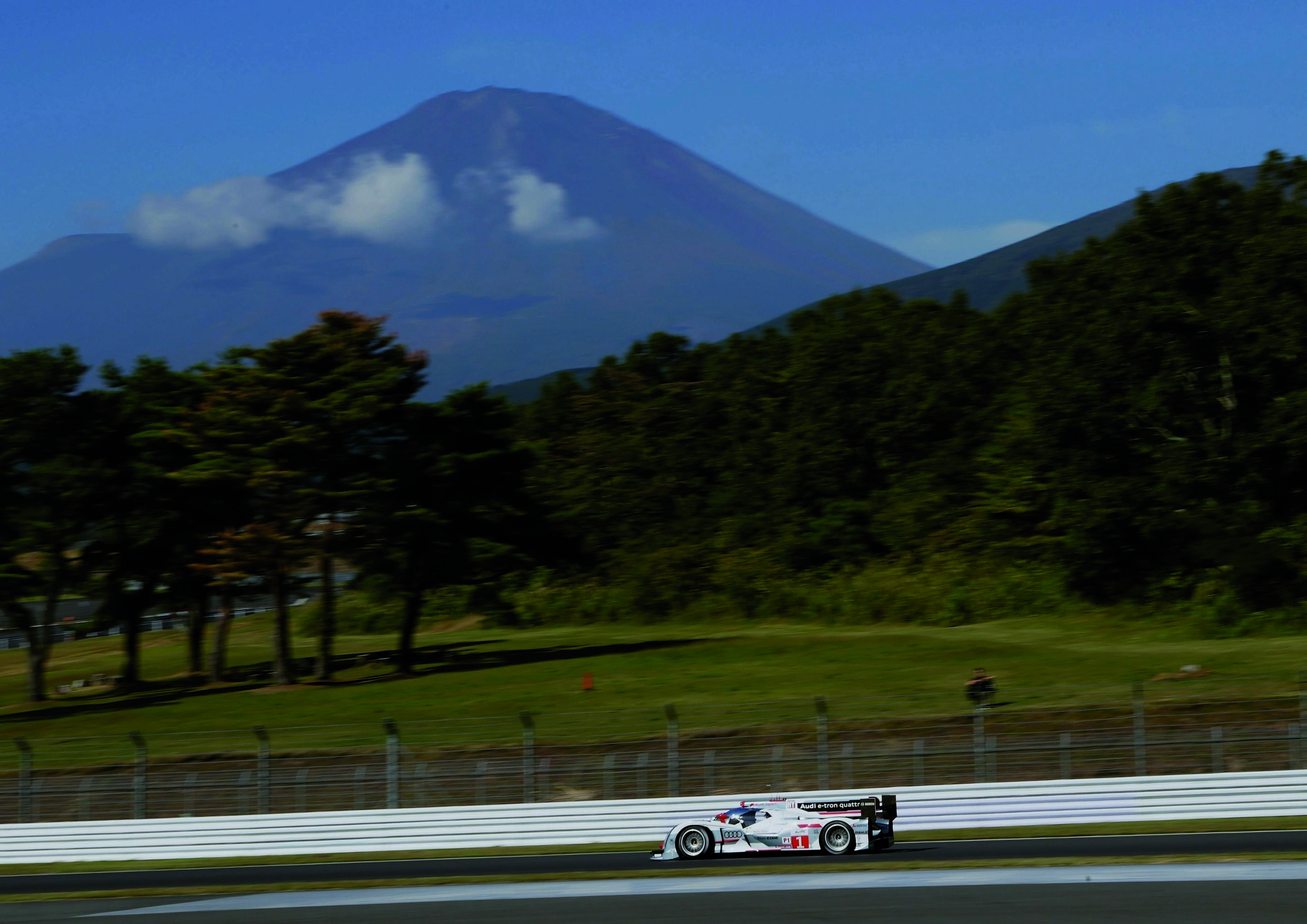 Audi qualifies on front row at Fuji