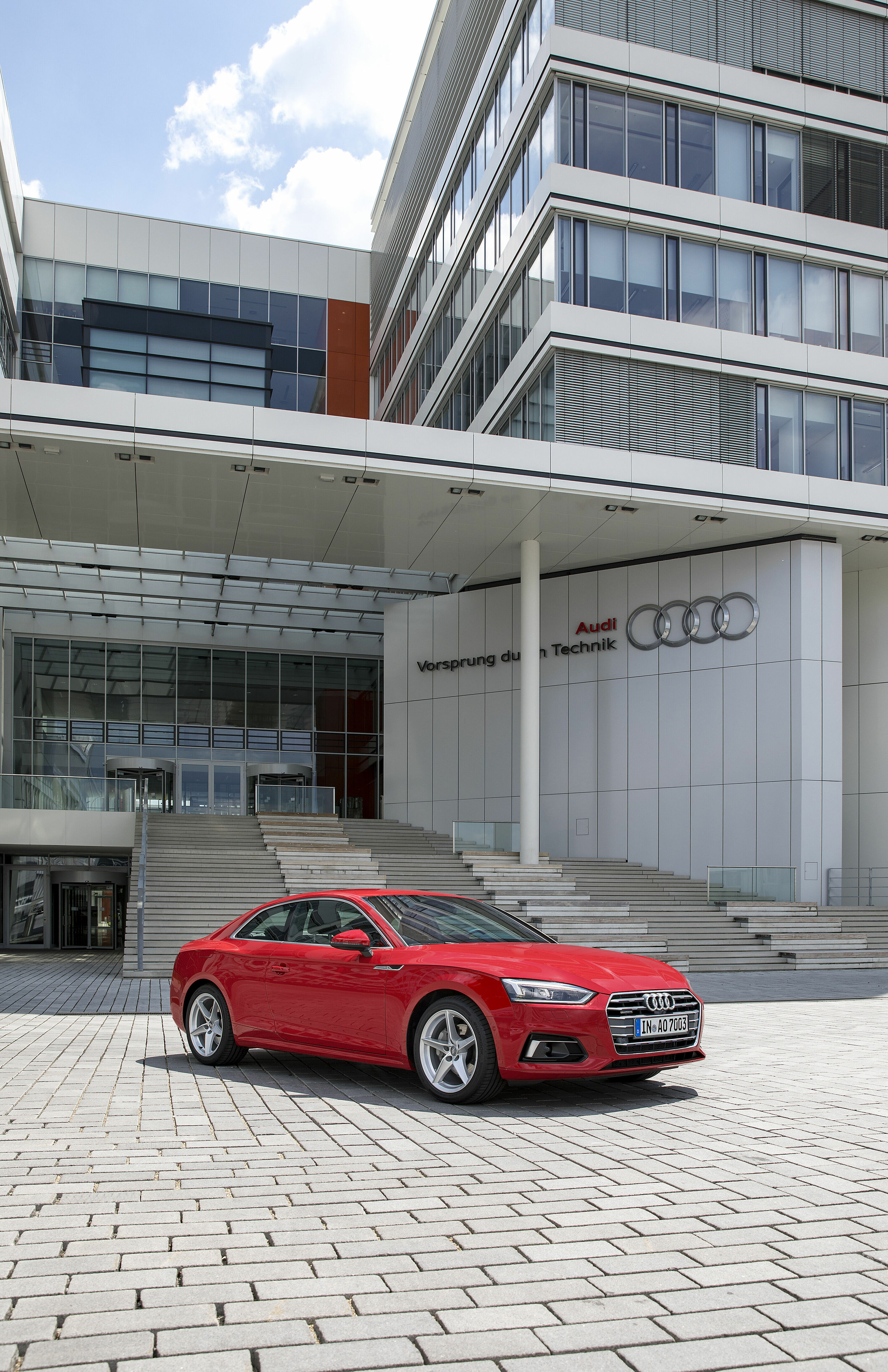 Audi S5 Coupé vor dem SE-Gebäude der Technischen Entwicklung am Audi-Stammsitz in Ingolstadt