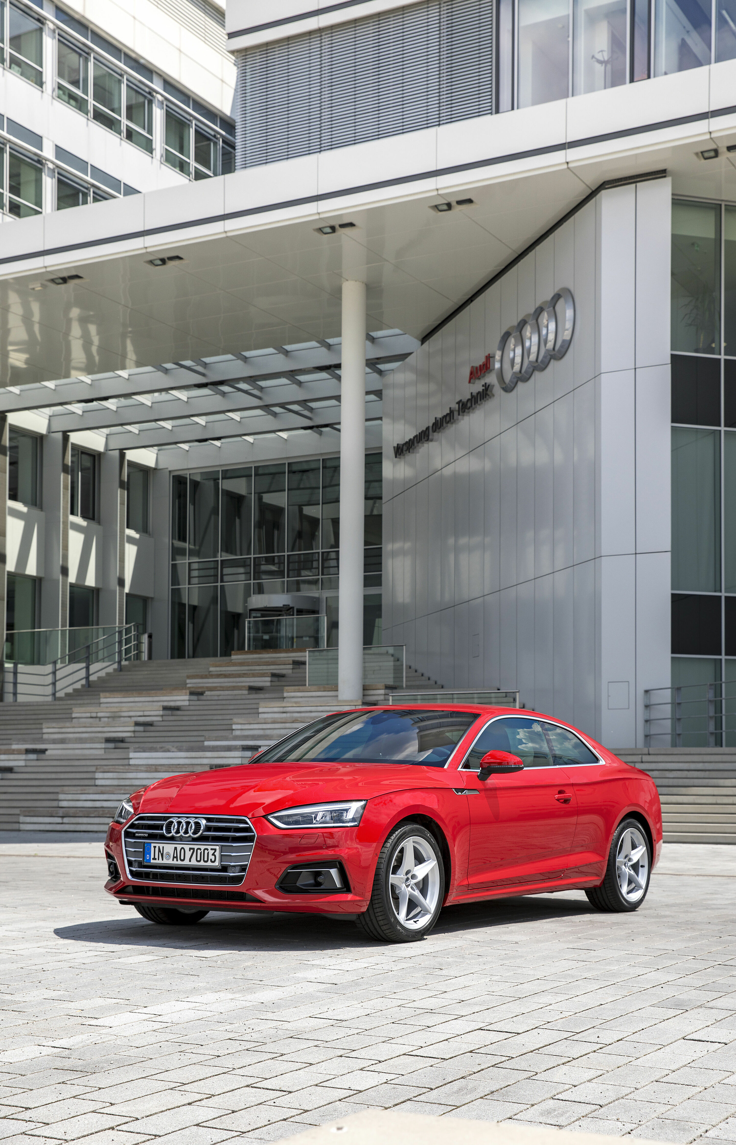 Audi S5 Coupé vor dem SE-Gebäude der Technischen Entwicklung am Audi-Stammsitz in Ingolstadt