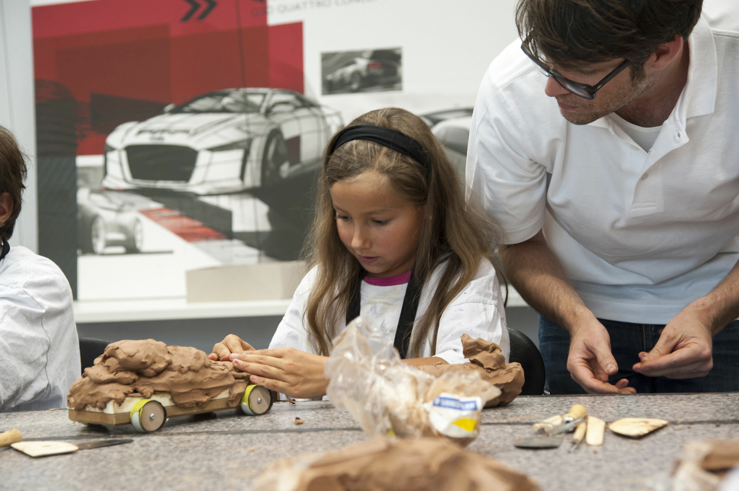 Bilder vom Kunstarealfest München, 15. September 2013 - Mädchen erhält beim Formen ihres Modells Unterstützung vom Designer

@ AUDI AG; Verwendung für Pressezwecke honorarfrei