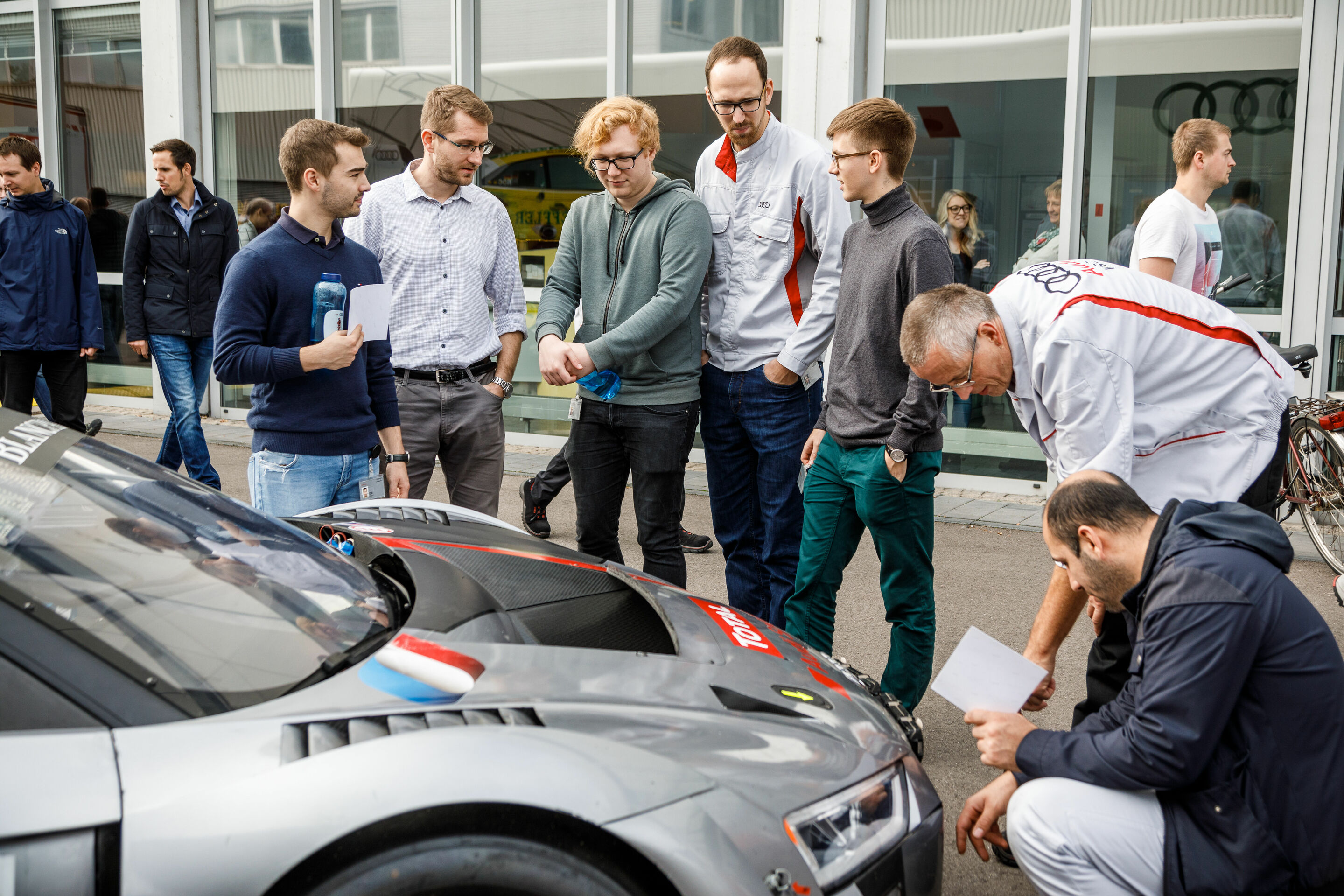 Mitarbeiter und Fans bei Audi Forum Neckarsulm