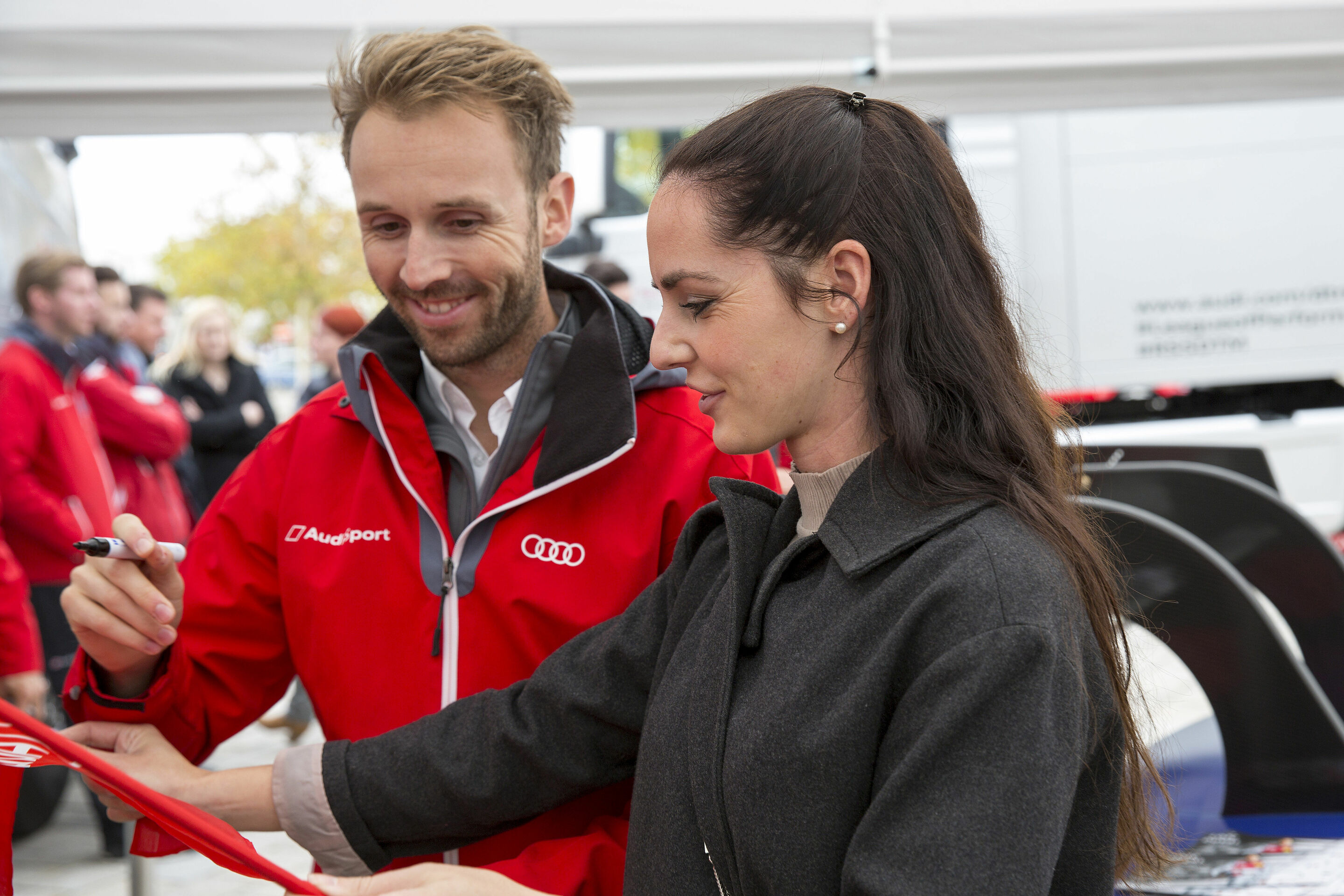 Mitarbeiter und Fans bei Audi Forum Ingolstadt