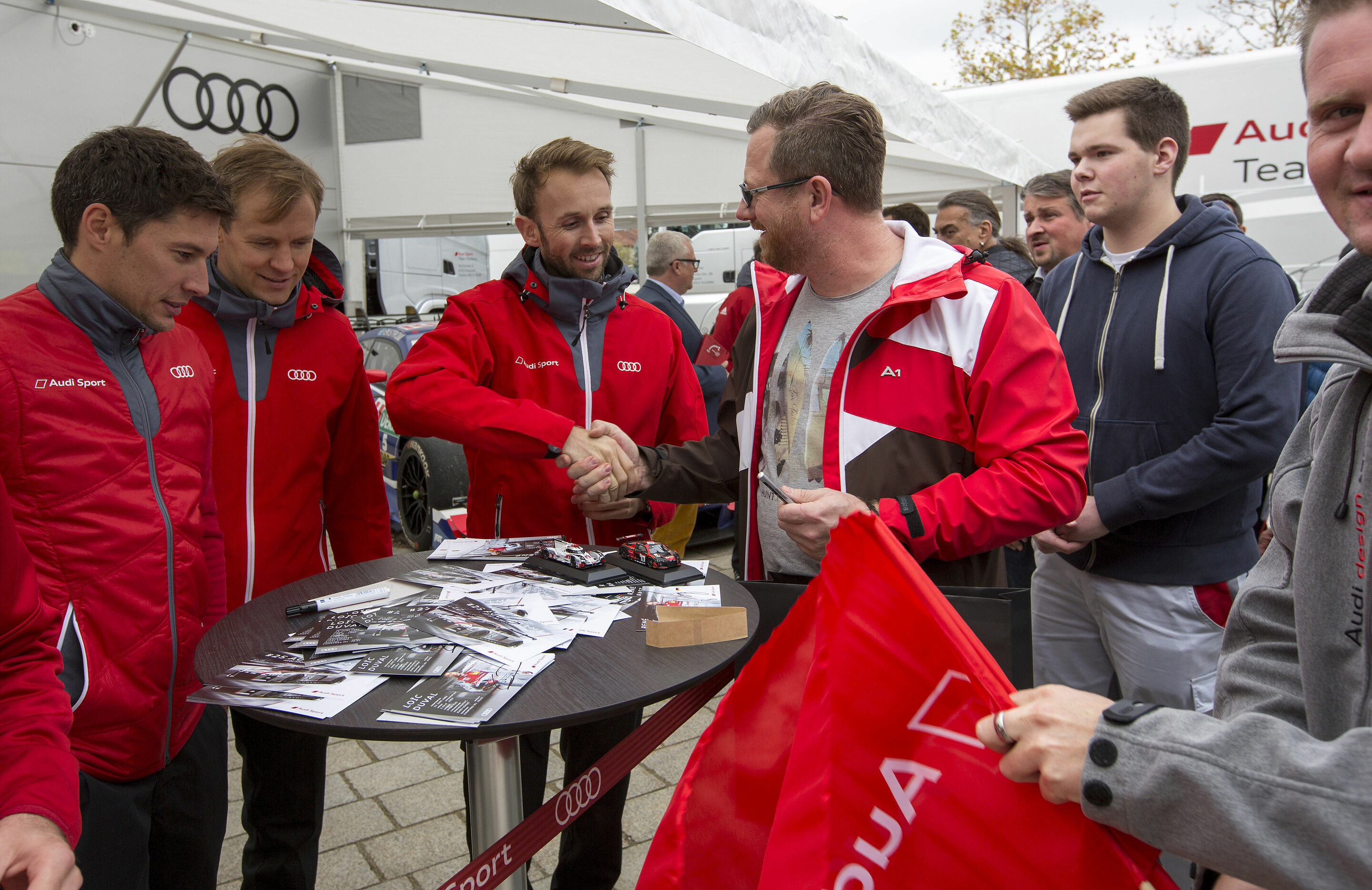 Mitarbeiter und Fans bei Audi Forum Ingolstadt