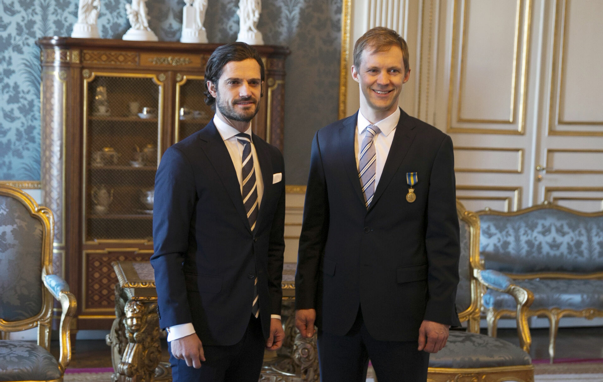 Prince of Sweden honors Mattias Ekström