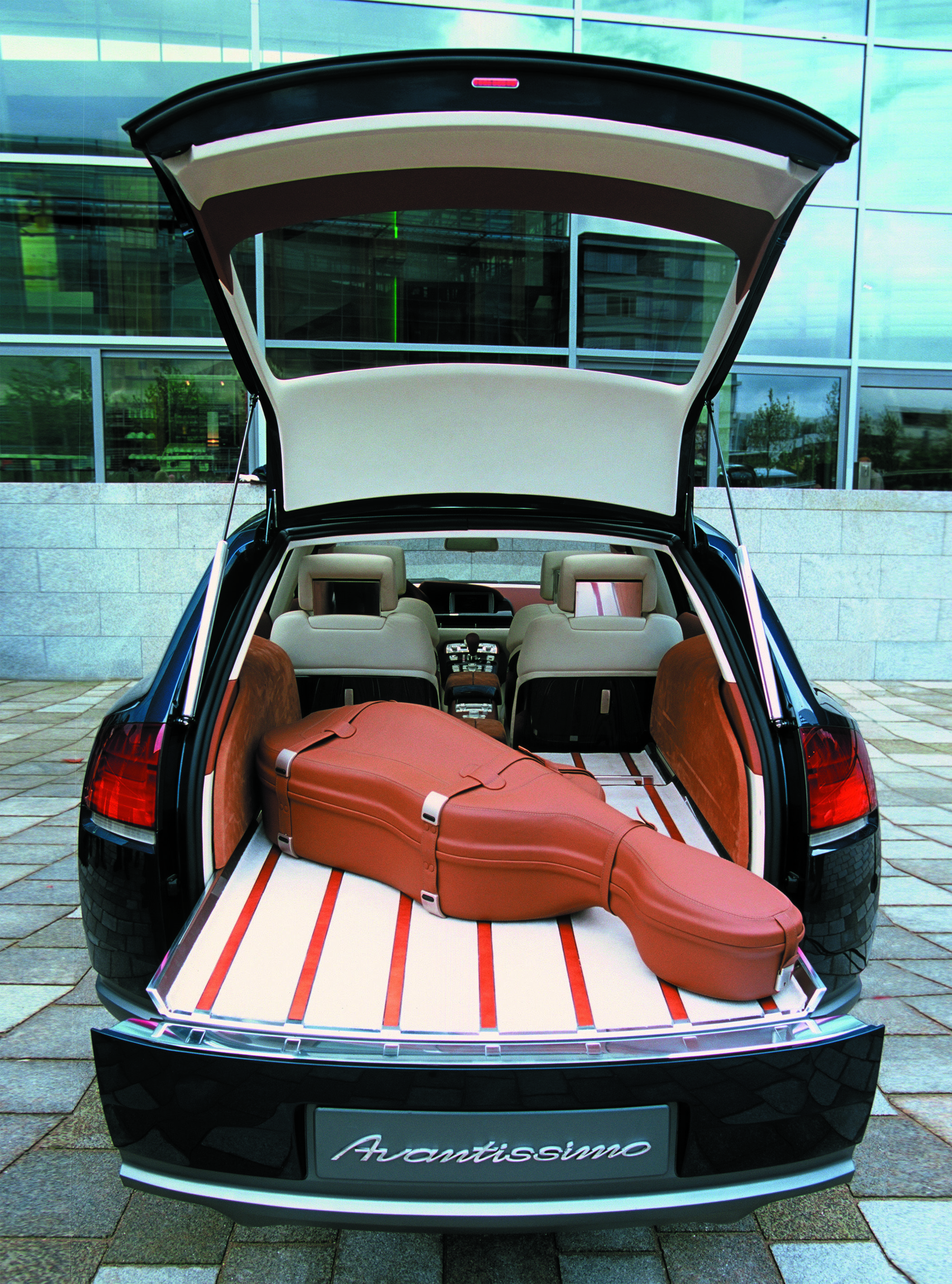 Audi Avantissimo - Gepäckraum mit automatisch ausfahrbarem Ladeboden