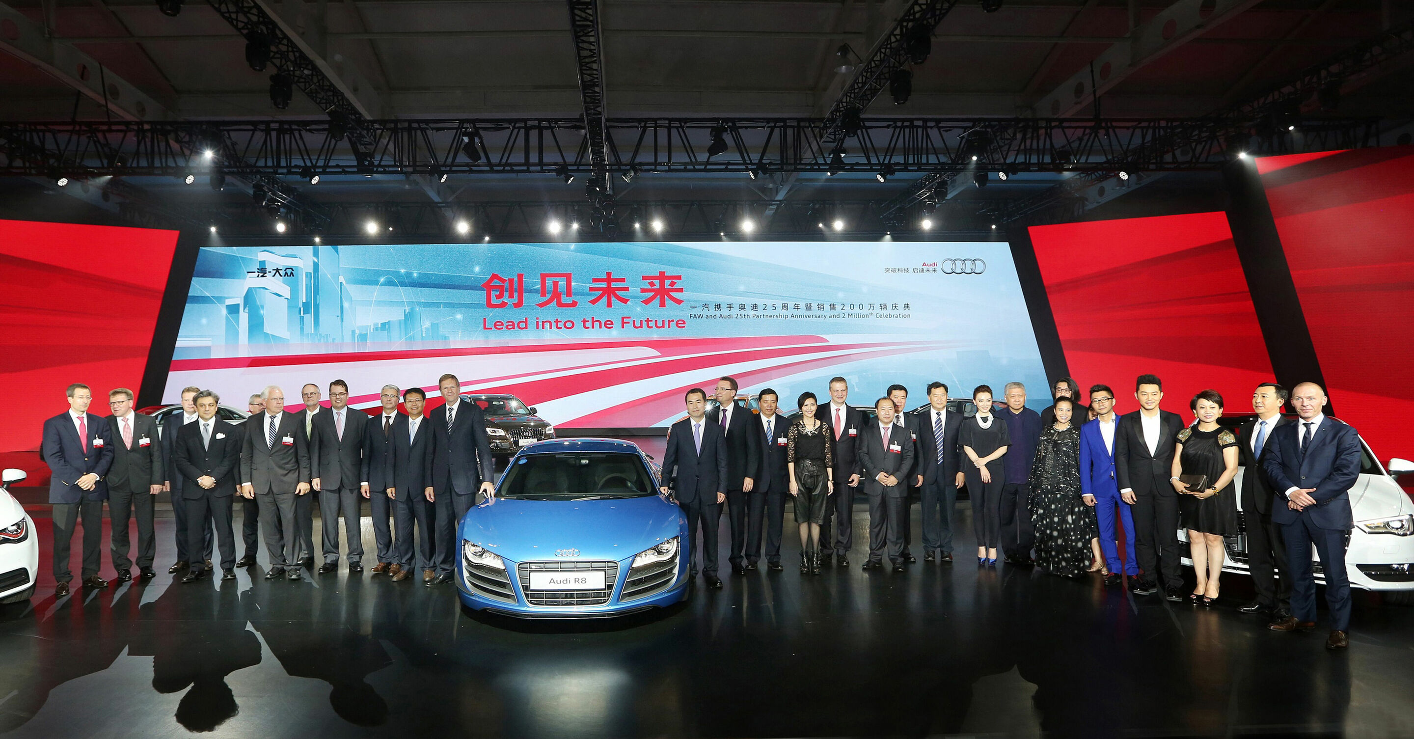 Audi feiert das 25-jährige Bestehen der Partnerschaft mit First Automotive Works (FAW). Gleichzeitig liefert Audi heute das zweimillionste Automobil in China an einen Kunden aus, einen lokal produzierten Audi A6 L. Beide Unternehmen kündigen an, gemeinsam an einem Plug-in-Hybrid-Projekt zu arbeiten.