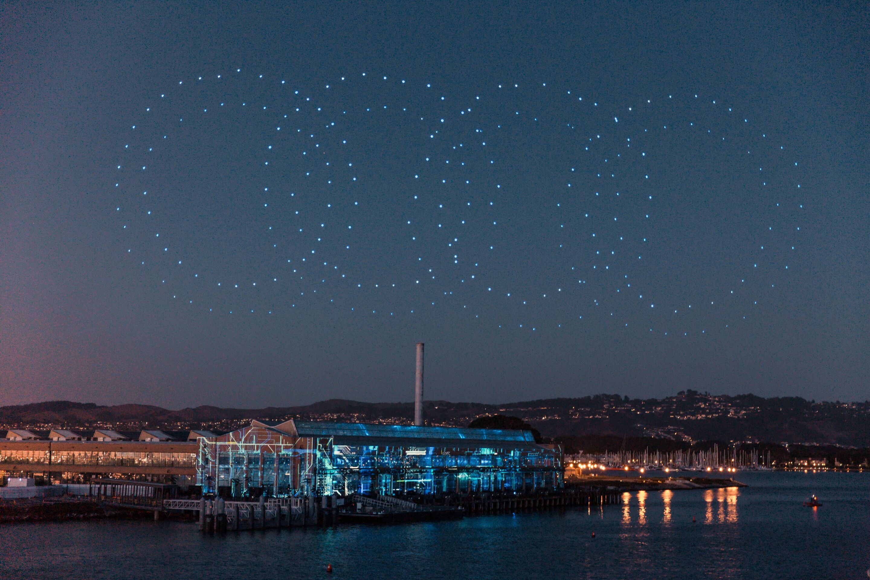 Audi lässt Drohnen von Intel für Lichtshow  bei Elektroauto-Weltpremiere fliegen