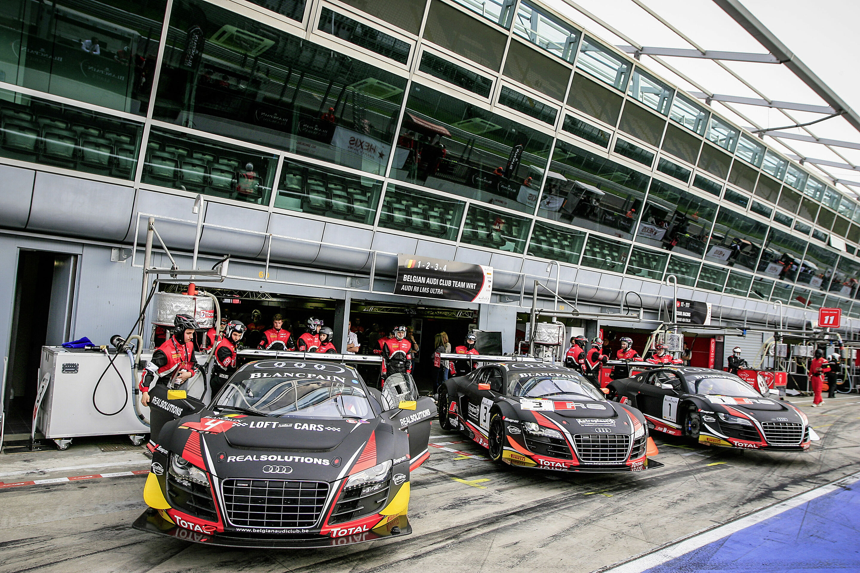 Saisonfinale der Blancpain Endurance Series voller Highlights für Audi Sport customer racing
