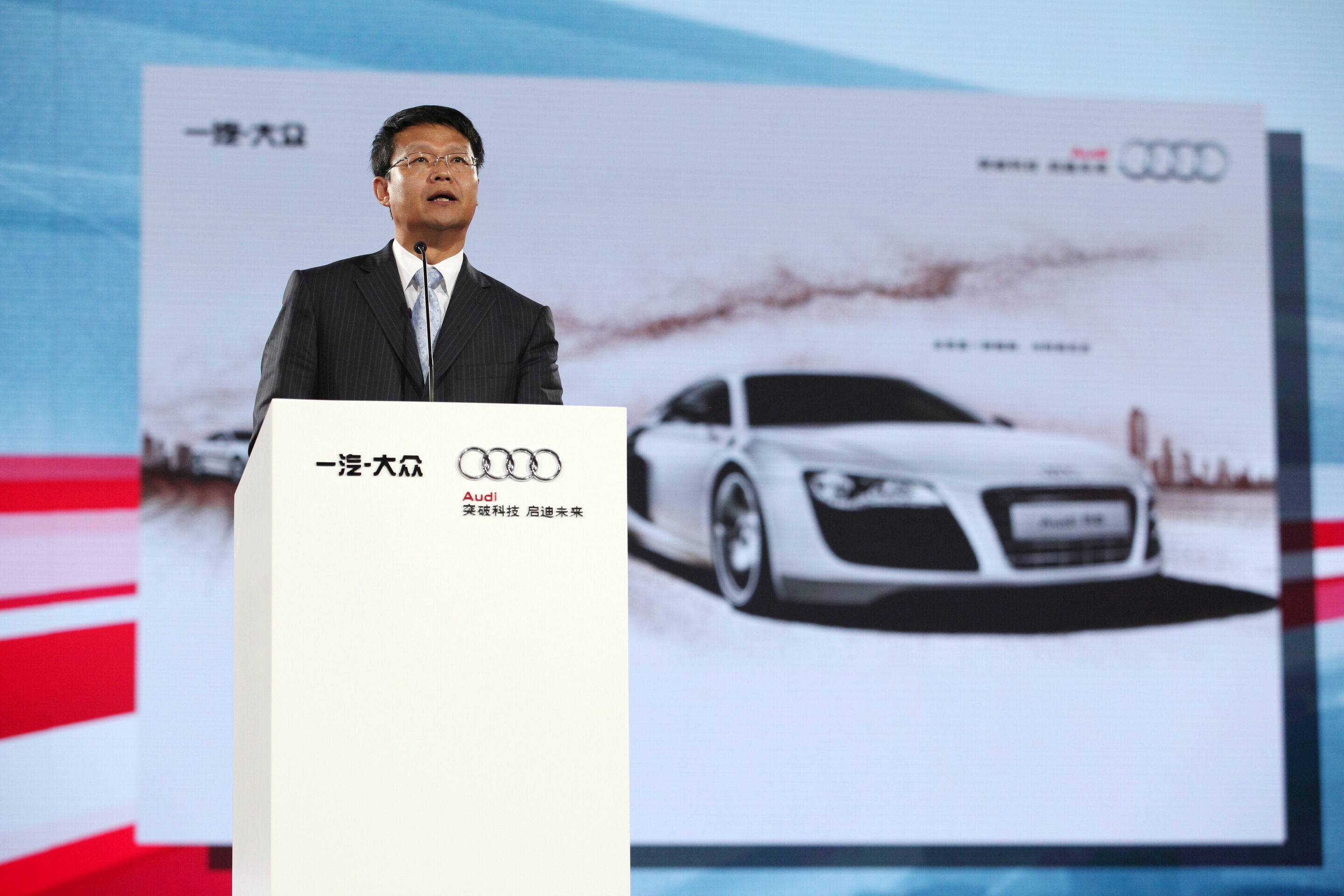 Audi feiert das 25-jährige Bestehen der Partnerschaft mit First Automotive Works (FAW). Gleichzeitig liefert Audi heute das zweimillionste Automobil in China an einen Kunden aus, einen lokal produzierten Audi A6 L. Beide Unternehmen kündigen an, gemeinsam an einem Plug-in-Hybrid-Projekt zu arbeiten.