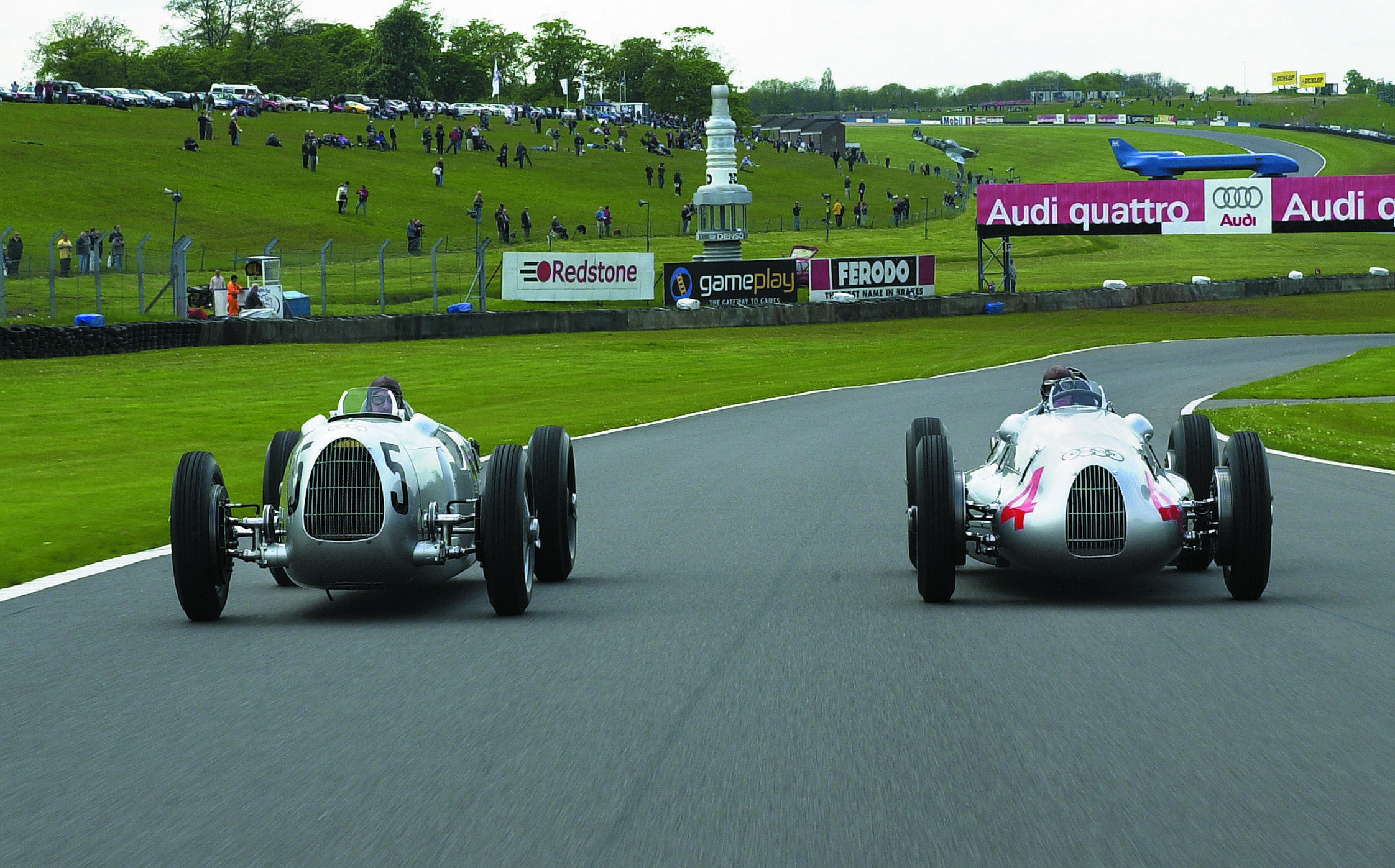 Return to the legendary Donington Park race track in the Midlands of Great Britain: On 19 and 20 May 2001 there started an Auto Union Type C 16-cylinder car (left) and an Auto Union Type D 12-cylinder car (right)
