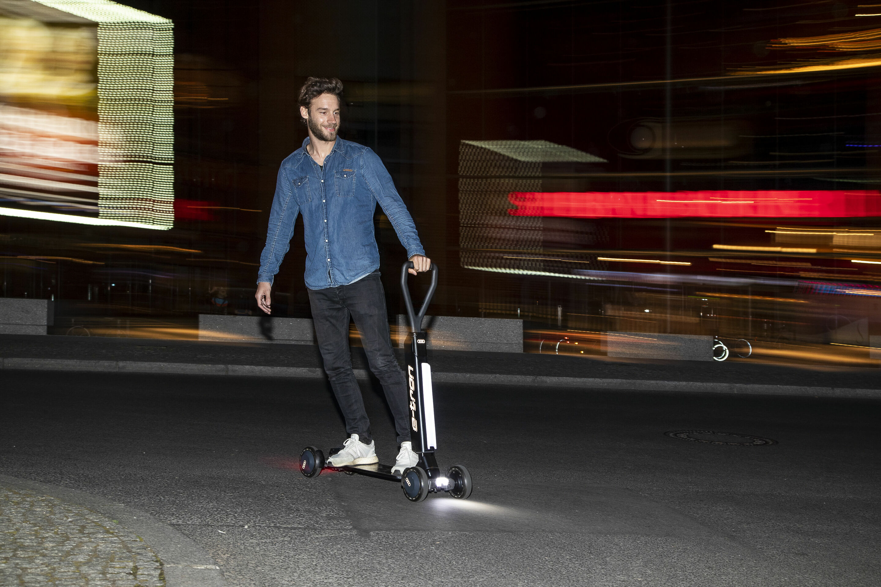 Audi kombiniert E-Scooter mit Skateboard