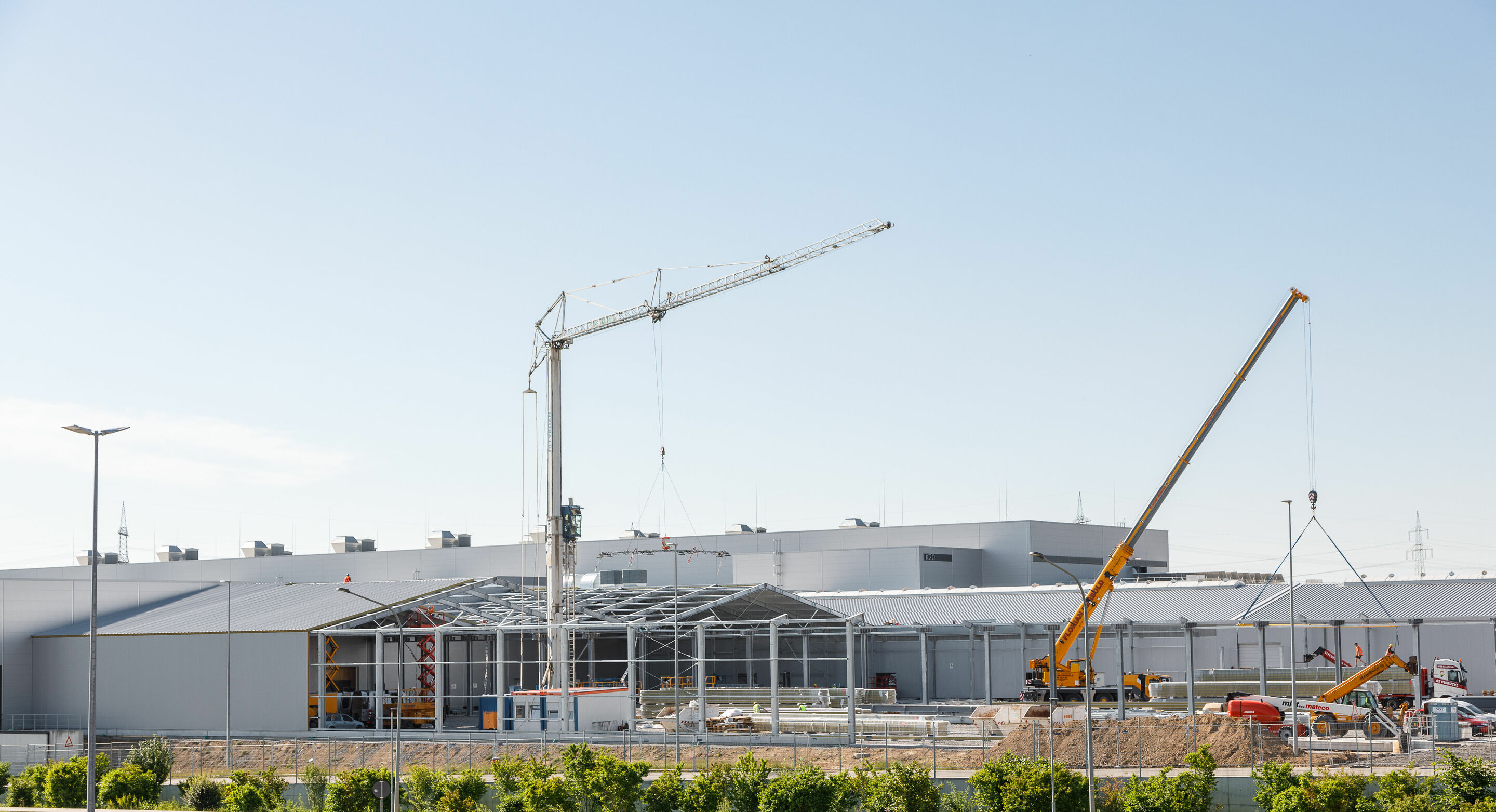 Modification work Audi Böllinger Höfe - The new logistics halls on the west side lie directly adjacent to the existing assembly and body shop facilities.