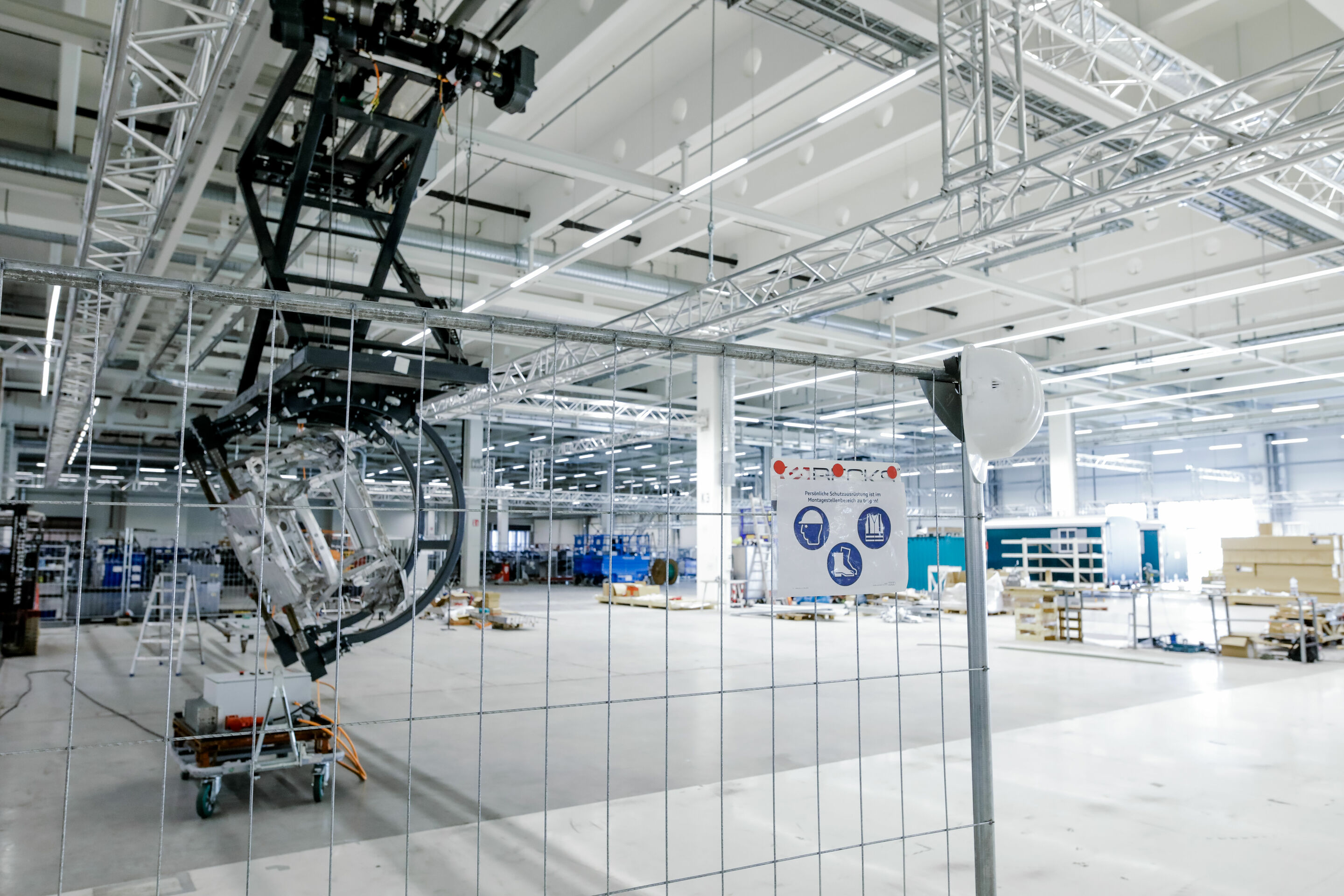 Modification work Audi Böllinger Höfe - A look at the former logistics area, where the shared assembly line for the Audi e-tron GT and Audi R8 has been expanded by 20 stations, taking the total to 36. Work on both sports cars is performed at all 36 assembly...