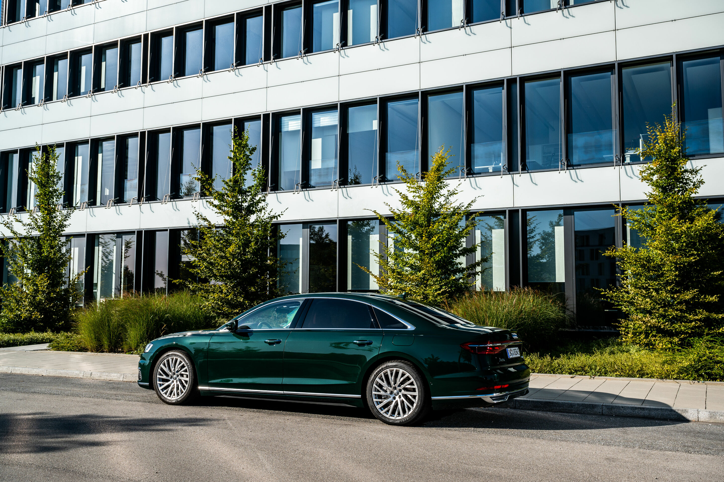Audi A8 L 60 TFSI e - Standaufnahme, 
Farbe: Goodwoodgrün