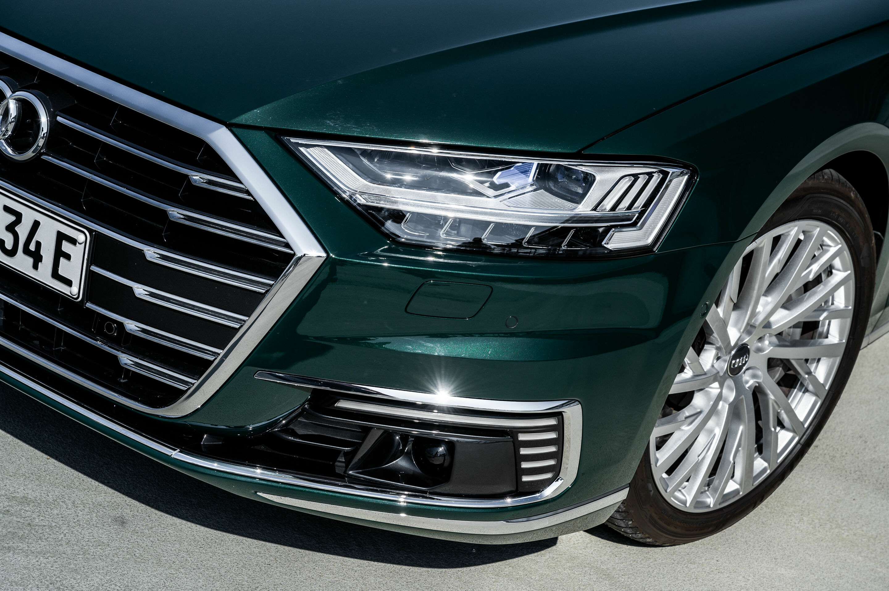 Audi A8 L 60 TFSI e - Standaufnahme, 
Farbe: Goodwoodgrün