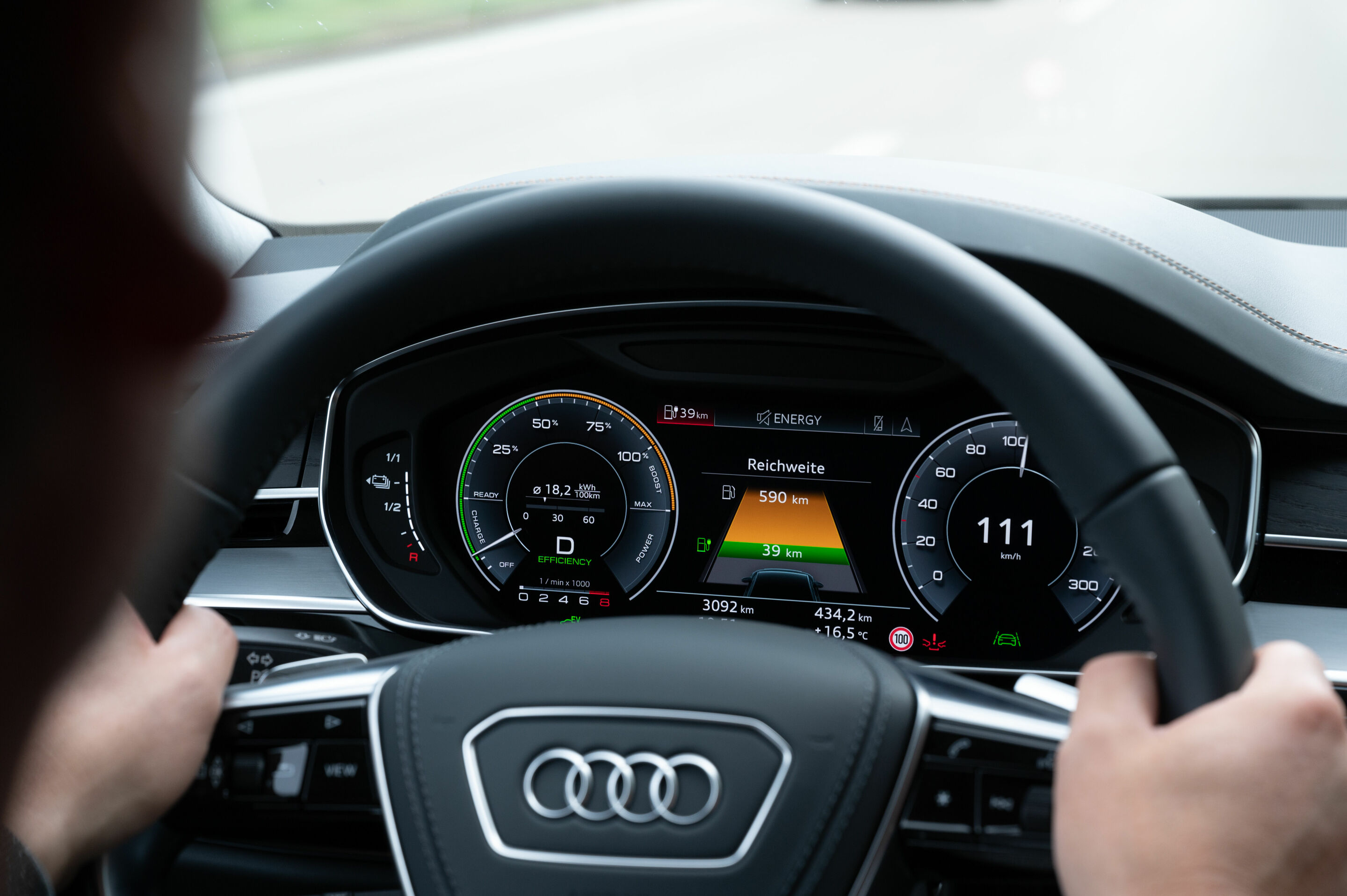 Audi A8 L 60 TFSI e - MMI-Anzeige Hybridantriebsstrang