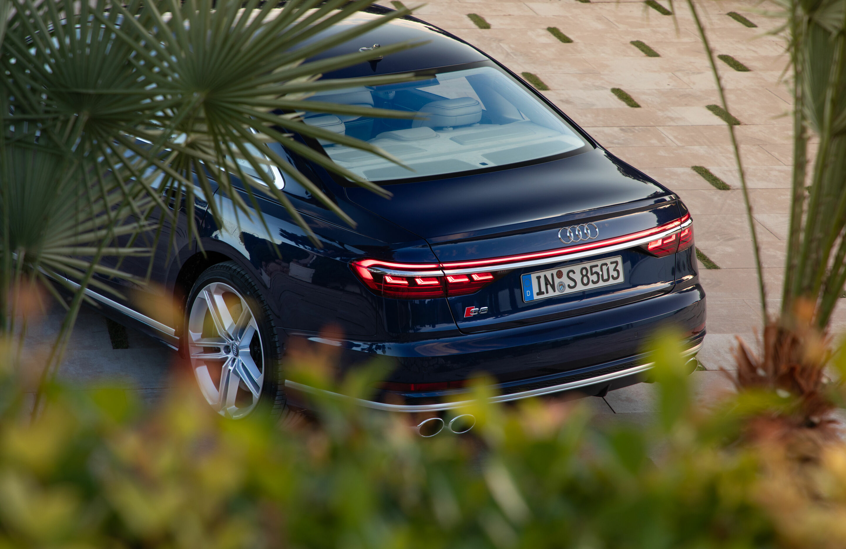 Audi S8 - Static photo,
Colour: Navarra blue