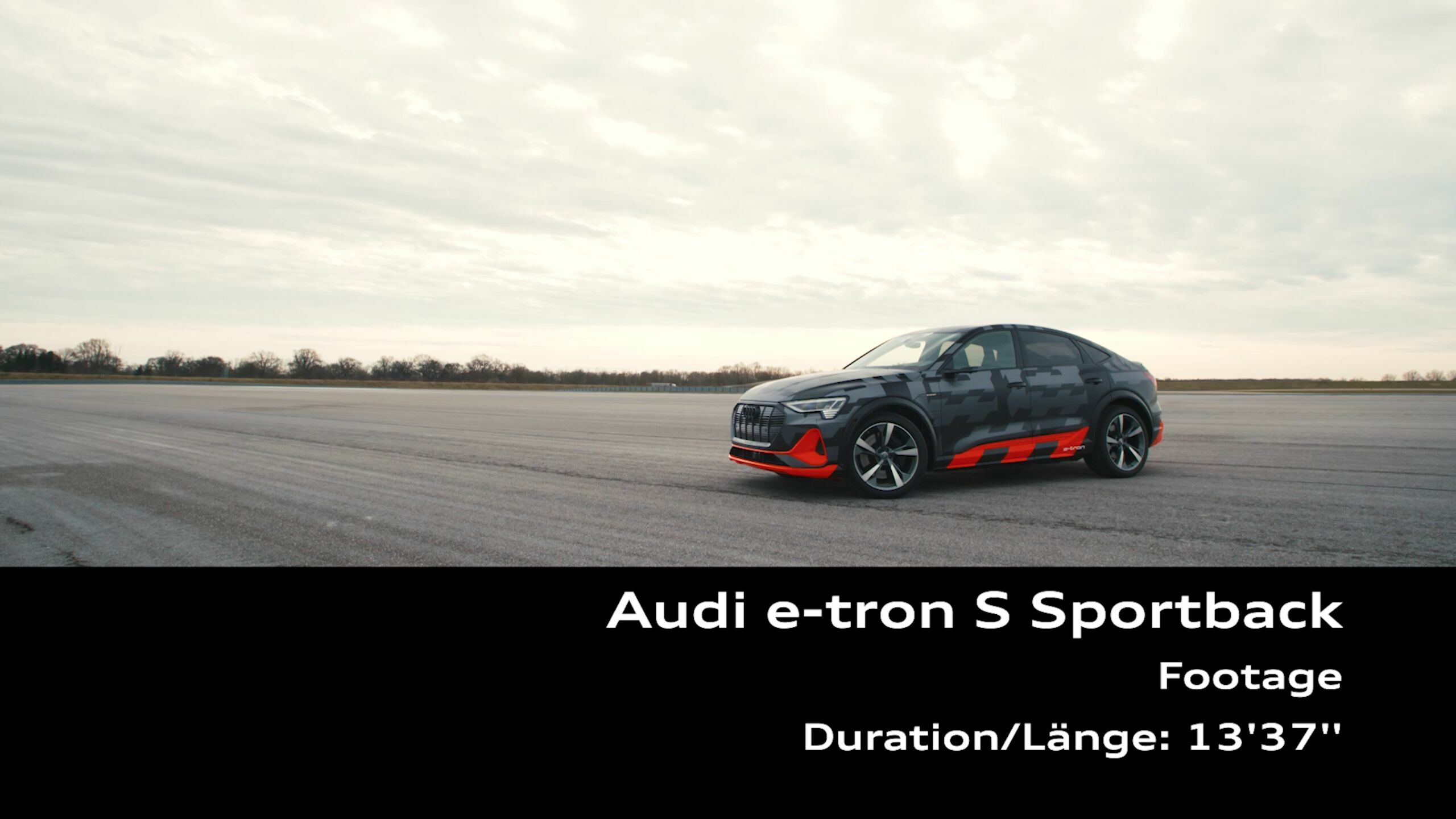 Audi e-tron S Sportback auf der Audi driving experience in Neuburg a.D. - Der Audi e-tron S Sportback zeigt sein Können auf den Dynamikstrecken der Audi driving experience in Neuburg an der Donau. Auch der ehemalige Weltmeister Stig Blomqvist setzt sich...