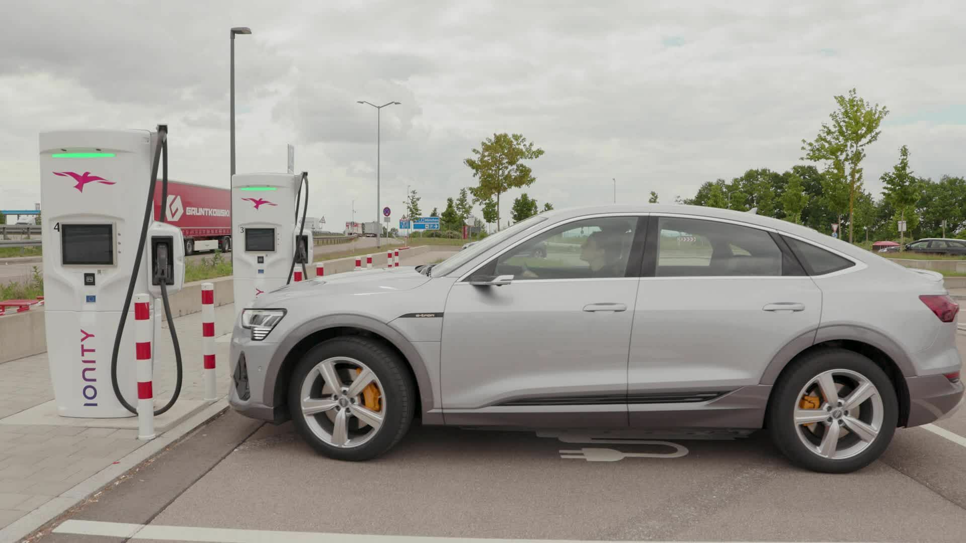 Audi e-tron 55 Laden - Audi e-tron 55 Laden