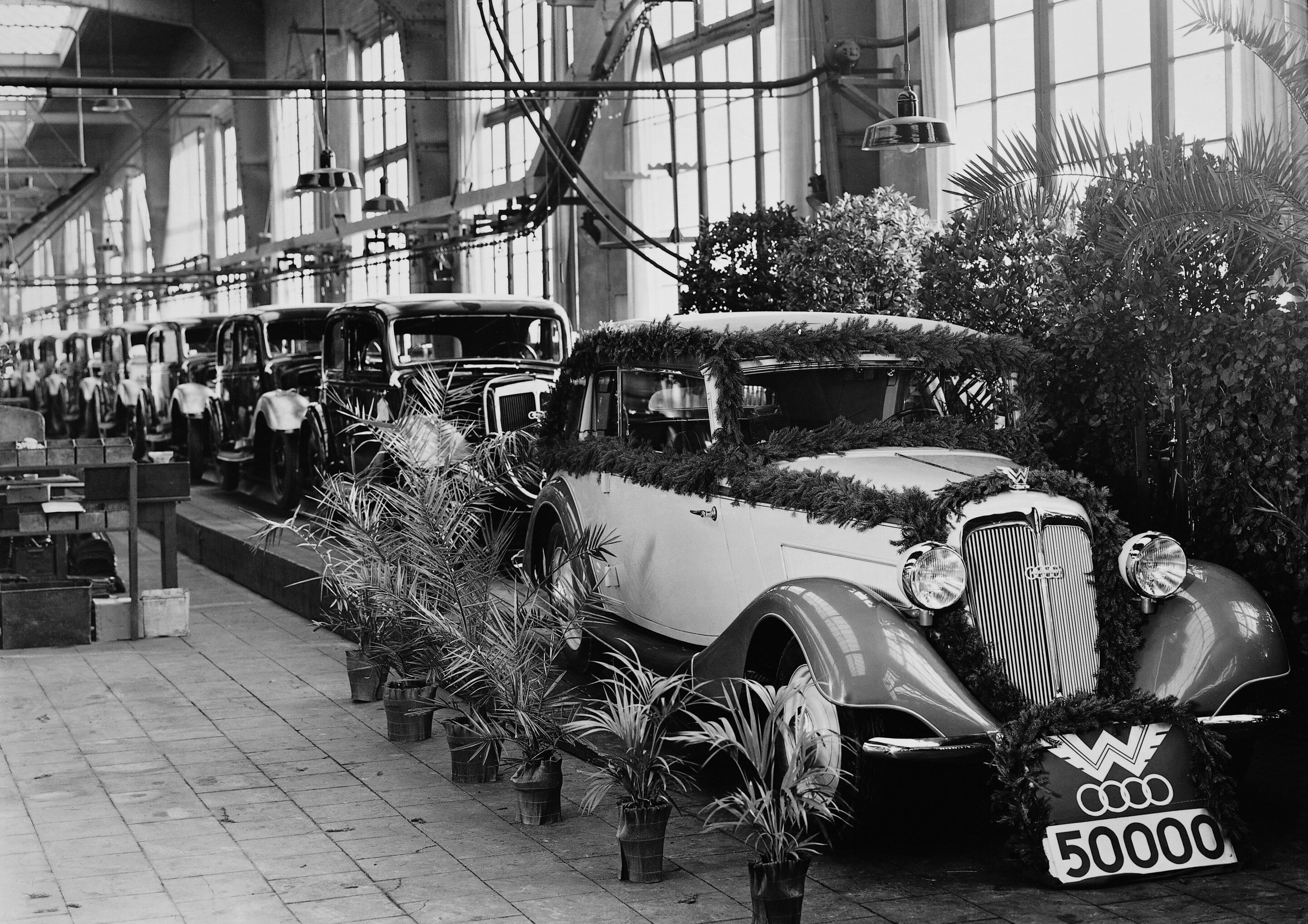 Celebration at the Wanderer car plant in Chemnitz-Siegmar to mark the 50.000th Wanderer, 1936; Wanderer W50, convertible, six-cylinder inline engine, 2.3 litres, 50 hp.