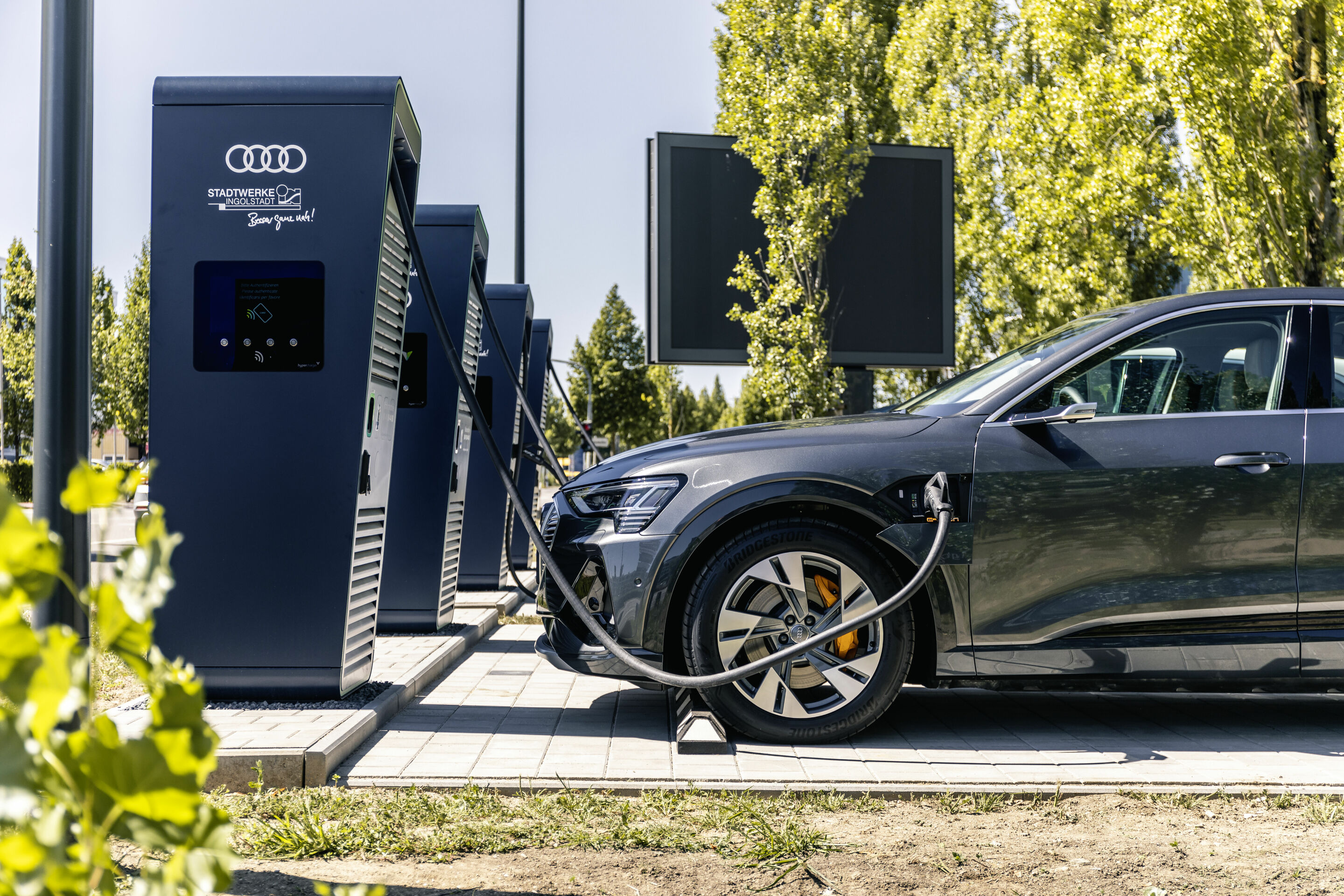 Audi und SWI eröffnen Schnellladepark