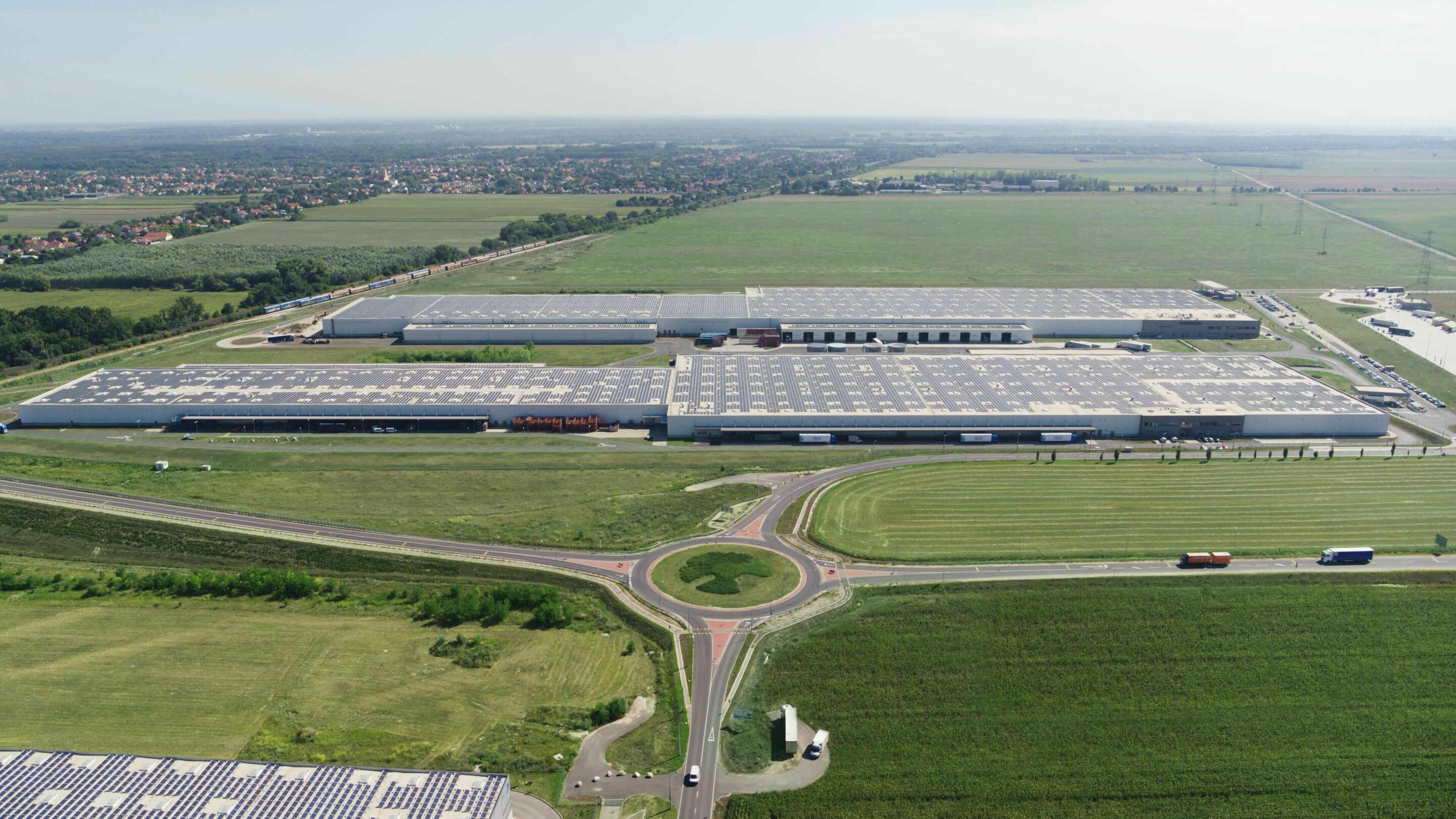 Audi Hungaria: Photovoltaic system on the roofs of the two logistics halls