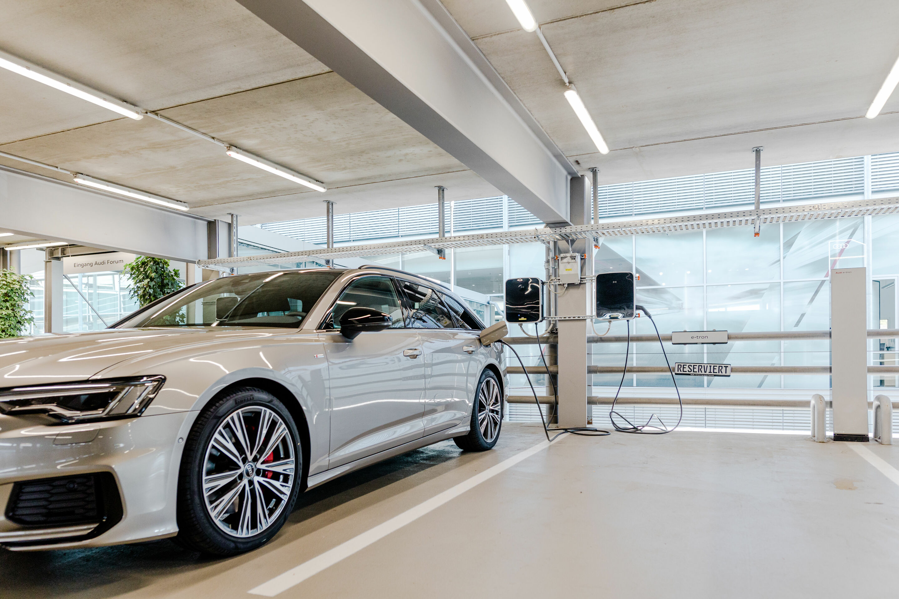 Audi nimmt neue Ladepunkte für Mitarbeiter und Besucher am Standort Neckarsulm in Betrieb