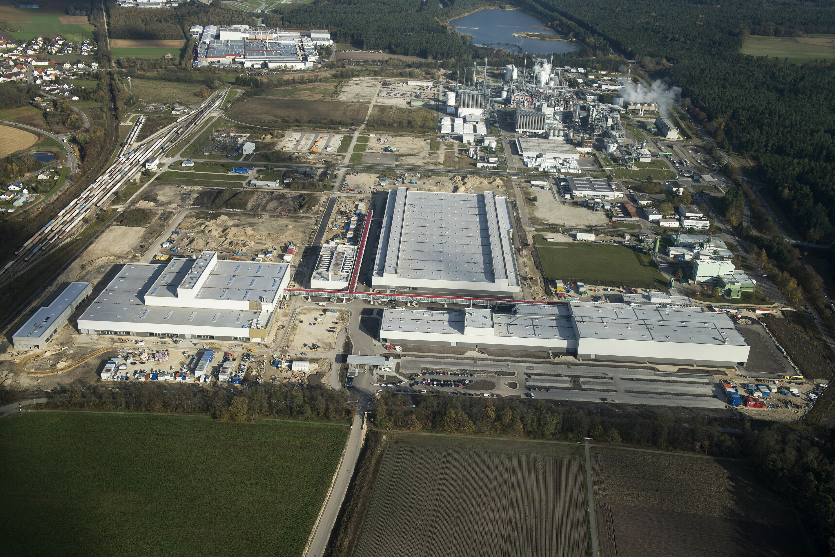 Audi Fertigung Münchsmünster - 30 Kilometer östlich vom Audi-Stammwerk Ingolstadt liegt die neue Fertigung der AUDI AG im Industriegebiet Münchsmünster: Das Areal umfasst insgesamt 42 Hektar, 31 Hektar sind mit den Gewerken Presswerk für warm- und kaltumgeformte...