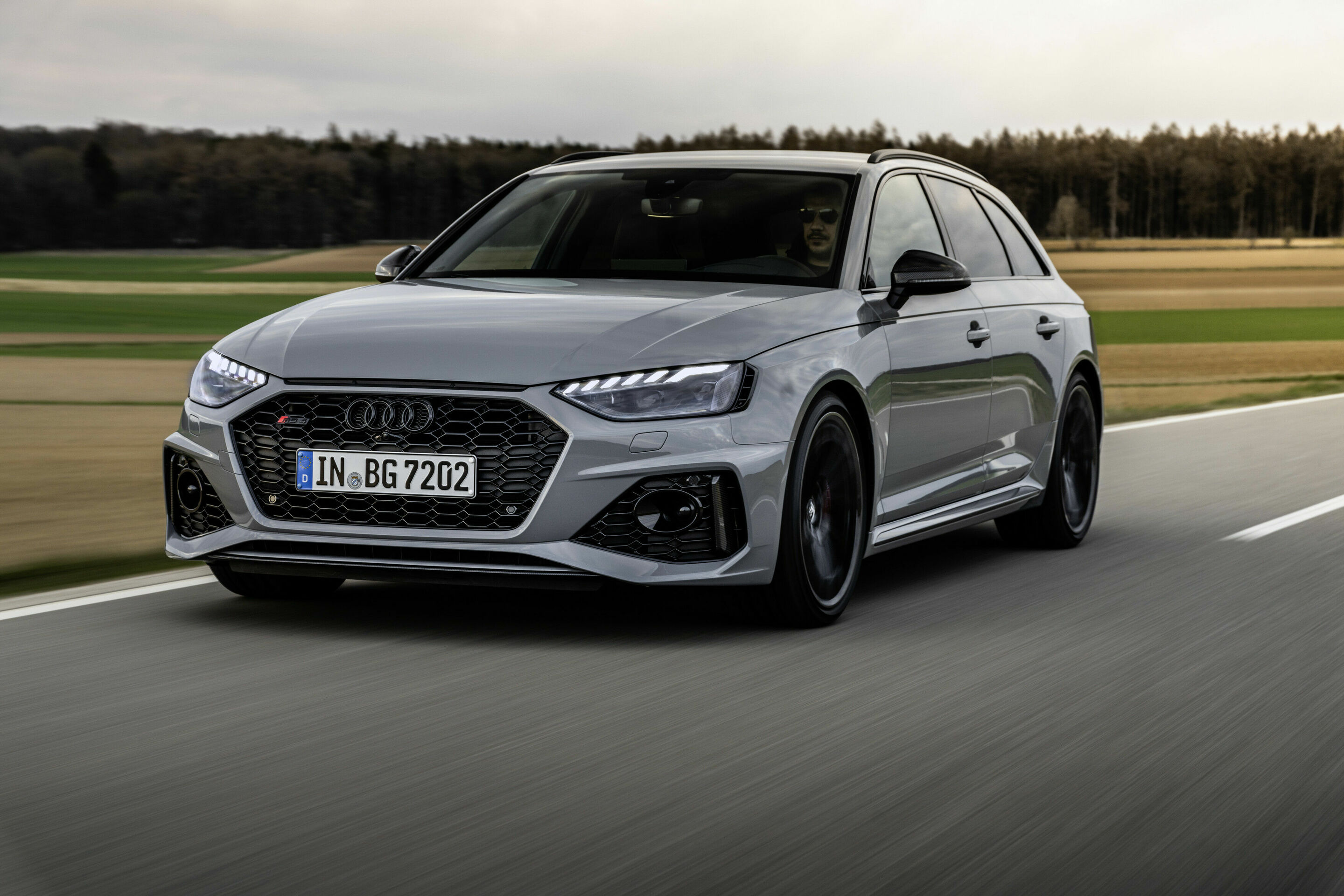 40 Jahre, 40 Zahlen, 40 Bilder: Fakten und  Buntes zur quattro-Technologie von Audi - 2005 präsentierte Audi im RS 4 (((Kraftstoffverbrauch kombiniert in l/100 km: 9,2; CO2-Emission kombiniert in g/km: 211-210))) das erste Mittendifferenzial mit asymmetrisch-dynamischer...