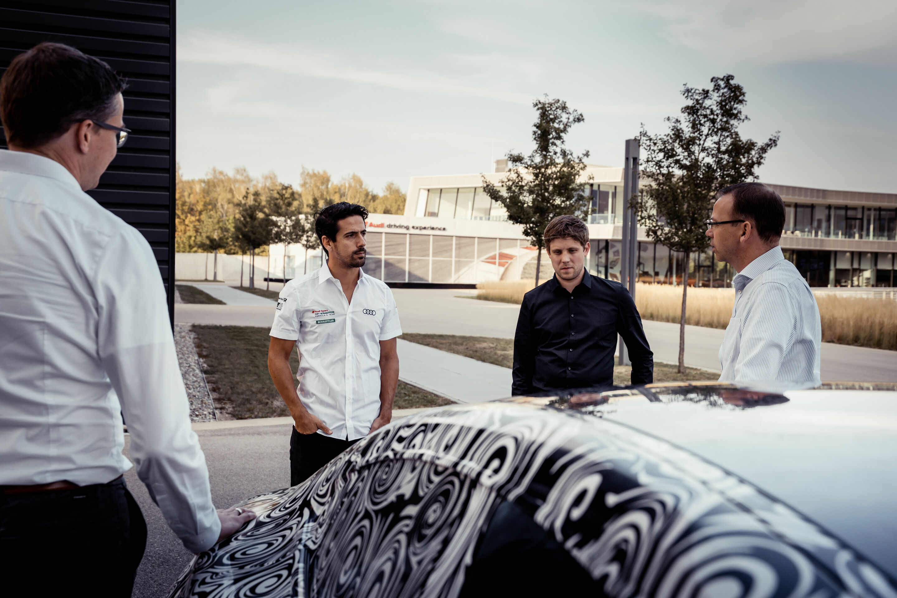 Technologien wie im Formel-E-Rennwagen - Christian Schröder vom Entwicklungspartner PSW, einem Tochterunternehmen von Audi; Lucas di Grassi, Formel-E-Pilot von Audi Sport ABT Schaeffler;  Jaan-Mattes Reiling, Entwickler Audi Sport GmbH und Dennis Schmitz,...