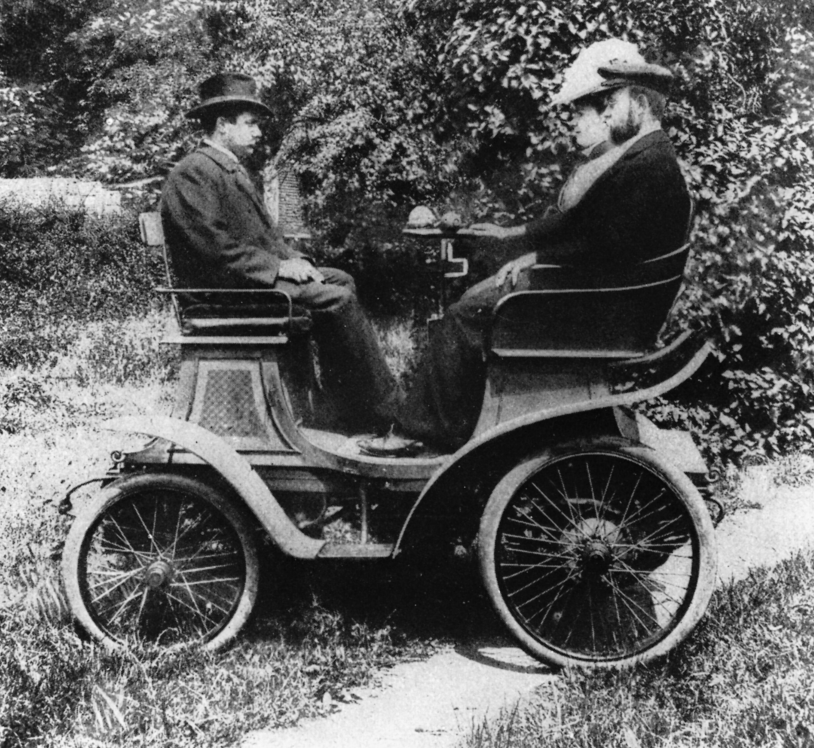 Horch Model 1, "vis-à-vis", 2 cylinder, 4-5 hp, August Horch behind the wheel