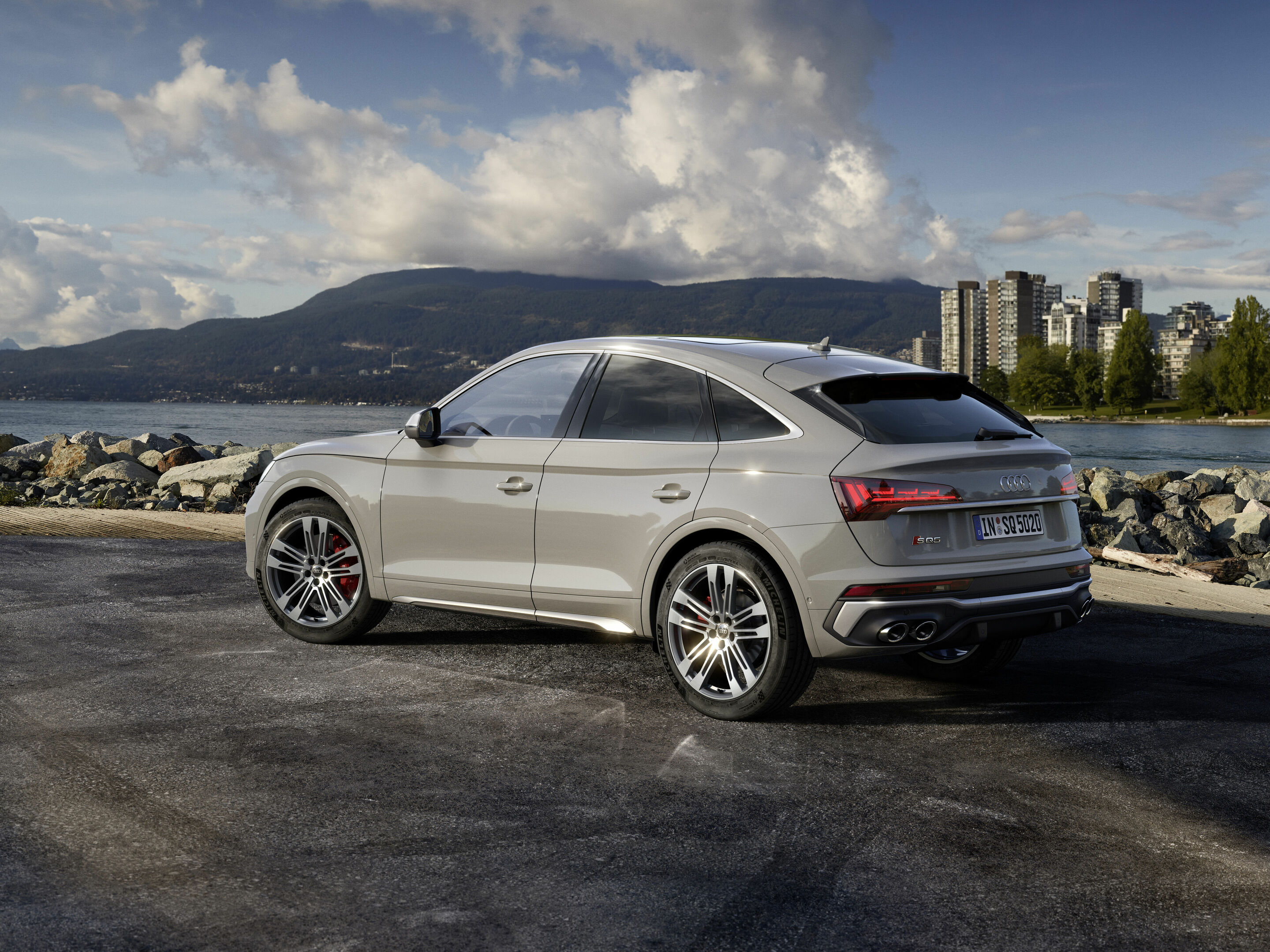 Sporty, practical and elegant: The Q5 Sportback and the SQ5