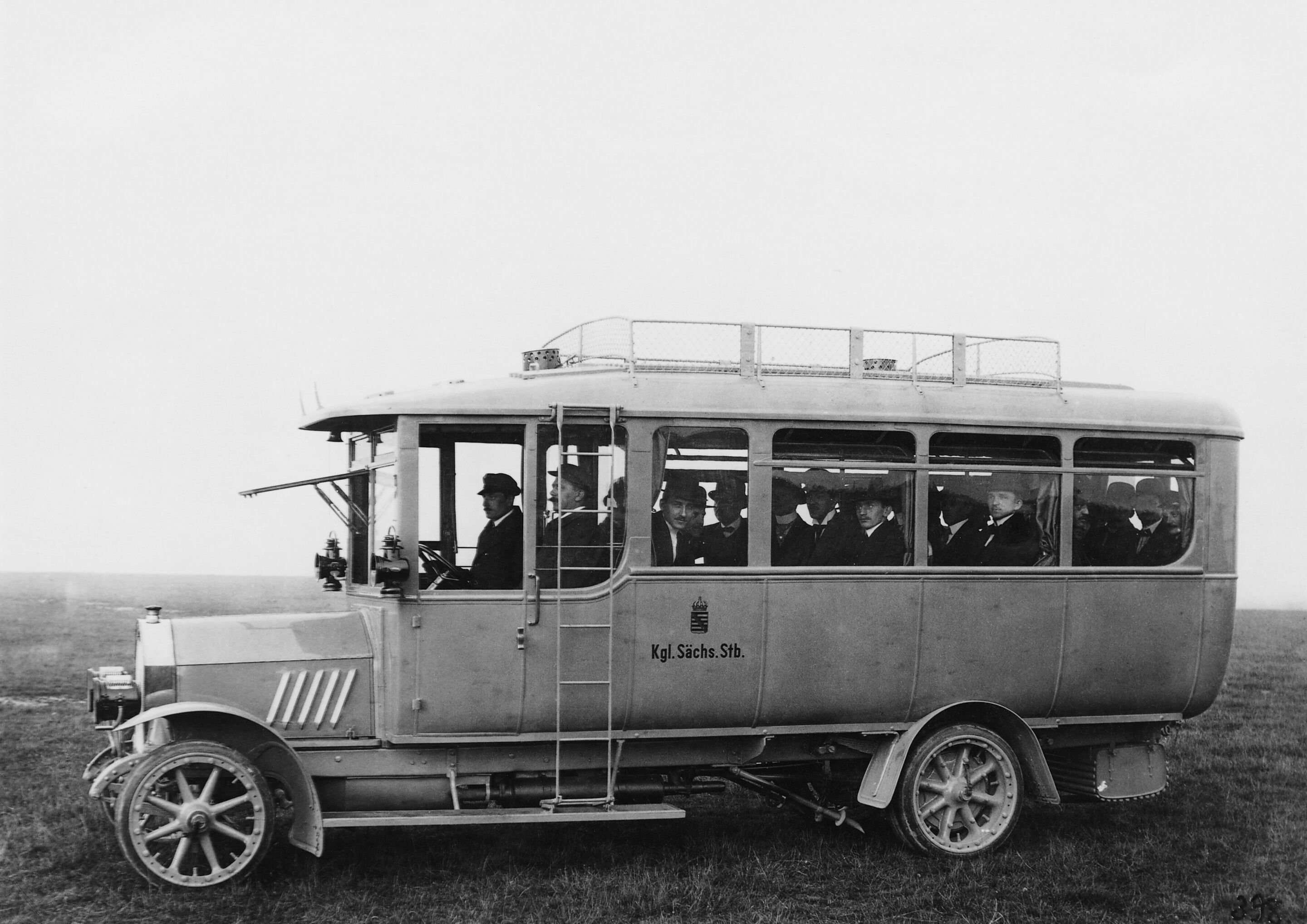 Horch 25/55 hp, bus operated by the Royal Status Railways of Saxony, 4 cylinder (inline), 55 hp