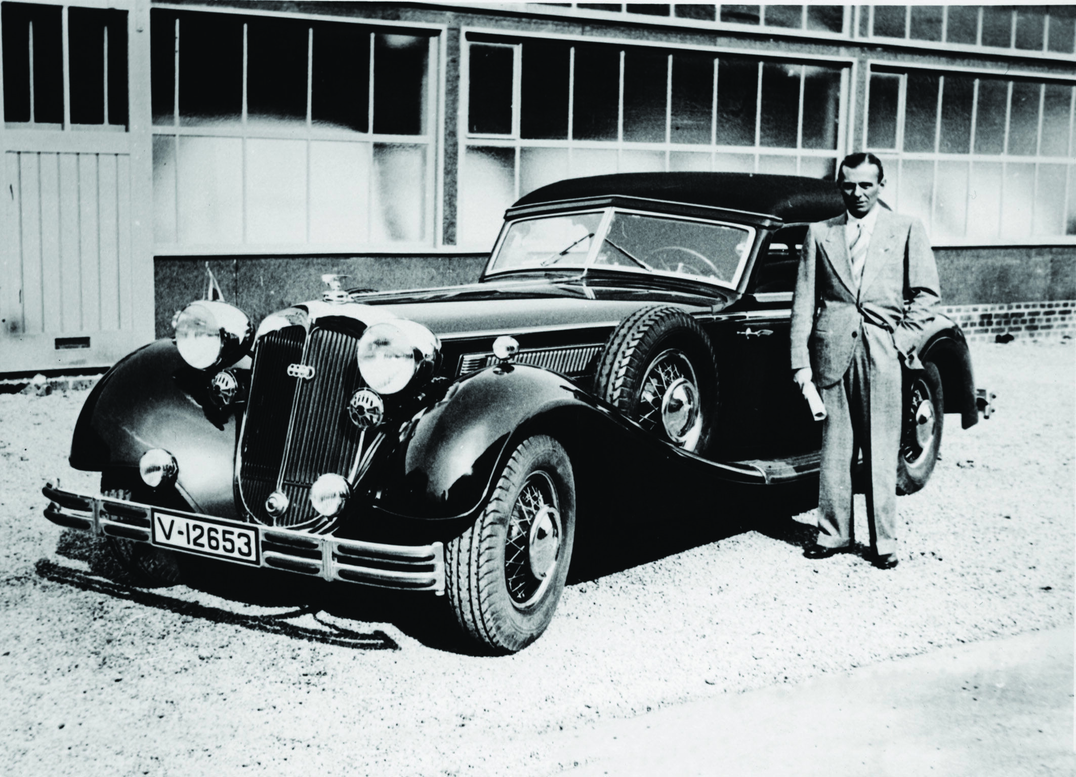 Achille Varzi and his Auto Union official cars: The silverarrow Typ C for the circuit and chic Horch 853 for outside